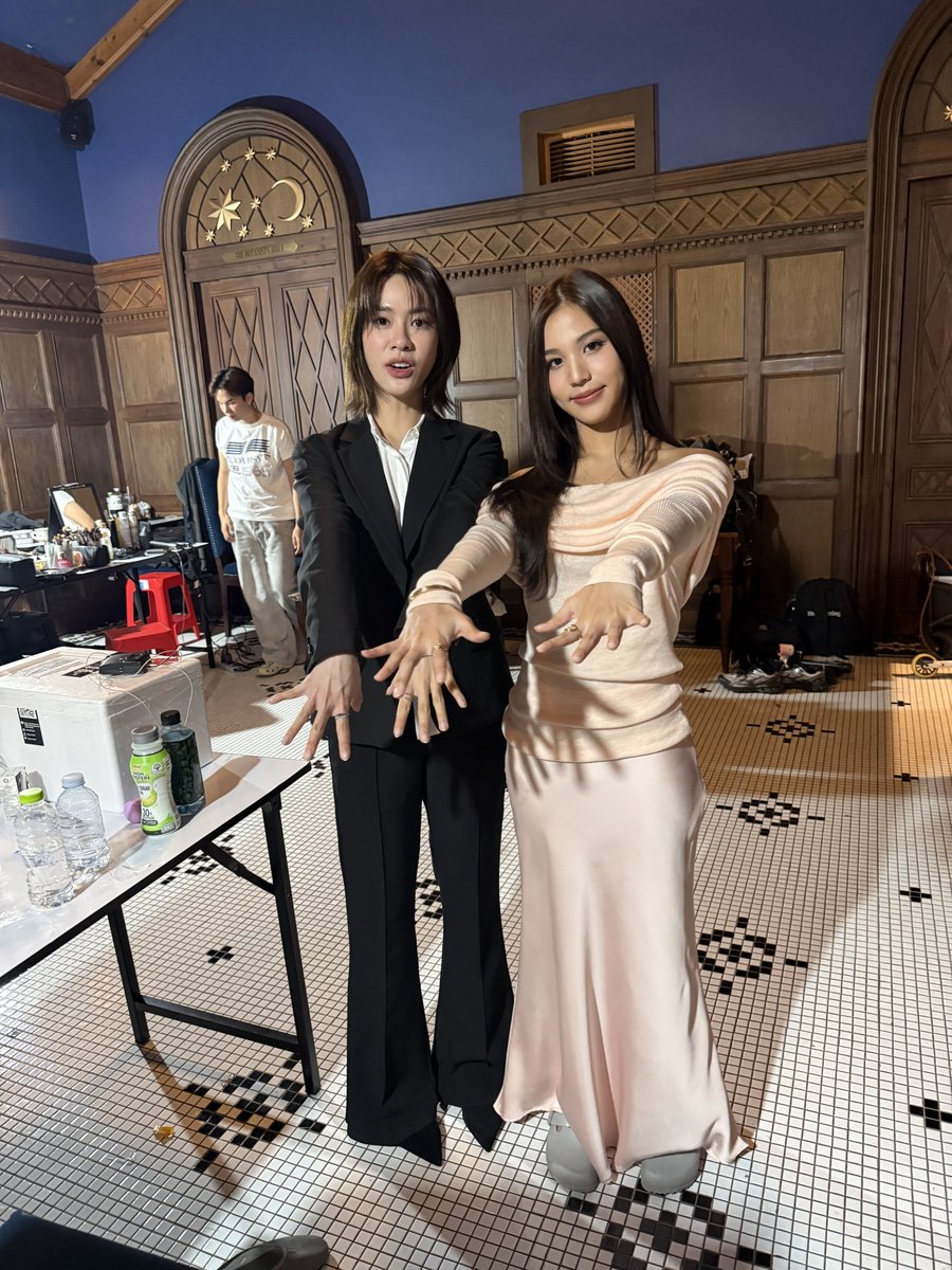 sunset__0411's tweet photo. Behind the scenes 🧡💜

#PeachAndMeSeriesEP3
#emiamily #beonnnie 
#เอมี่บอนนี่ #EmiBonnie https://t.co/o2dc1qkUAy