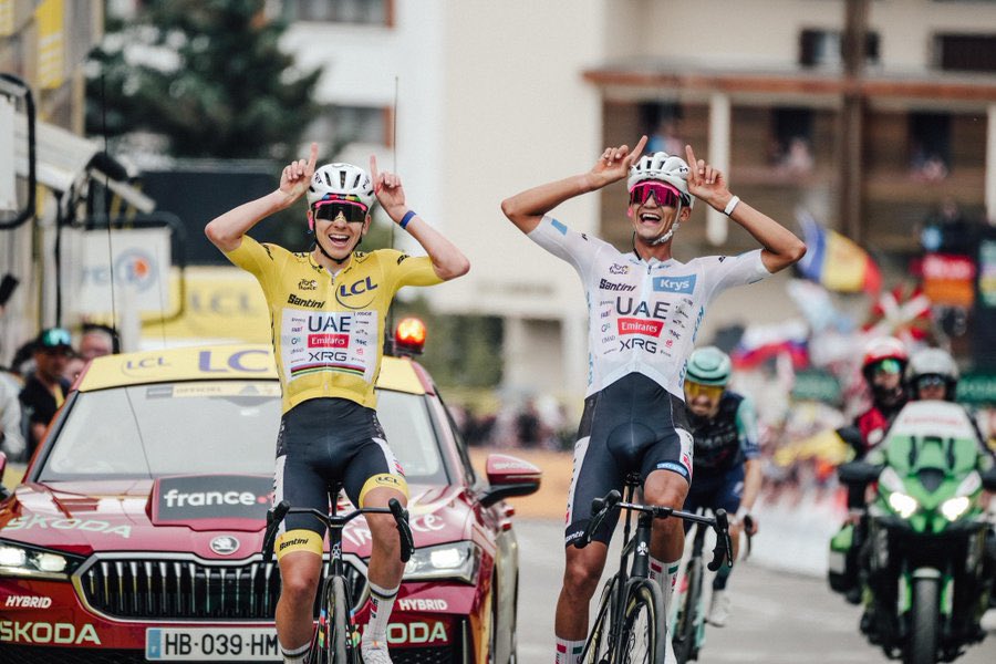 chernandr's tweet photo. Grande @ToritoFanClub @ISAACDELTOROx1 y extraordinario @TamauPogi   Equipazo del @TeamEmiratesUAE  foto de @LeTour https://t.co/BT3I6emEop
