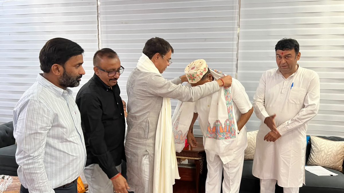 santoshojha's tweet photo. पूर्वांचल मोर्चा, भाजपा दिल्ली के प्रदेश अध्यक्ष का दायित्व पुनः प्राप्त होने के उपरांत वरिष्ठ भाजपा नेता, दक्षिण दिल्ली के लोकप्रिय सांसद एवं दिल्ली विधानसभा में नेता प्रतिपक्ष रह चुके आदरणीय श्री रामवीर बिधूड़ी जी से आत्मीय एवं स्नेहिल भेंट कर उनका स्नेह, मार्गदर्शन एवं आशीर्वाद प्राप्त करने का सौभाग्य मिला।

आदरणीय बिधूड़ी जी का विशाल संगठनात्मक अनुभव, सहजता, सरलता एवं कार्यकर्ताओं के प्रति उनका आत्मीय व्यवहार सदैव प्रेरणा और ऊर्जा प्रदान करता है।

आपका स्नेह, मार्गदर्शन एवं आशीर्वाद निरंतर प्राप्त होता रहे तथा आपके मार्गदर्शन में संगठन को नई ऊँचाइयों तक ले जाने का अवसर मिले, यही ईश्वर से प्रार्थना है।

@BJP4India @BJP4Delhi 
@NitinNabin @hdmalhotra