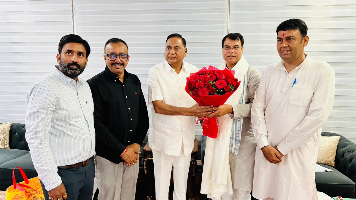 santoshojha's tweet photo. पूर्वांचल मोर्चा, भाजपा दिल्ली के प्रदेश अध्यक्ष का दायित्व पुनः प्राप्त होने के उपरांत वरिष्ठ भाजपा नेता, दक्षिण दिल्ली के लोकप्रिय सांसद एवं दिल्ली विधानसभा में नेता प्रतिपक्ष रह चुके आदरणीय श्री रामवीर बिधूड़ी जी से आत्मीय एवं स्नेहिल भेंट कर उनका स्नेह, मार्गदर्शन एवं आशीर्वाद प्राप्त करने का सौभाग्य मिला।

आदरणीय बिधूड़ी जी का विशाल संगठनात्मक अनुभव, सहजता, सरलता एवं कार्यकर्ताओं के प्रति उनका आत्मीय व्यवहार सदैव प्रेरणा और ऊर्जा प्रदान करता है।

आपका स्नेह, मार्गदर्शन एवं आशीर्वाद निरंतर प्राप्त होता रहे तथा आपके मार्गदर्शन में संगठन को नई ऊँचाइयों तक ले जाने का अवसर मिले, यही ईश्वर से प्रार्थना है।

@BJP4India @BJP4Delhi 
@NitinNabin @hdmalhotra