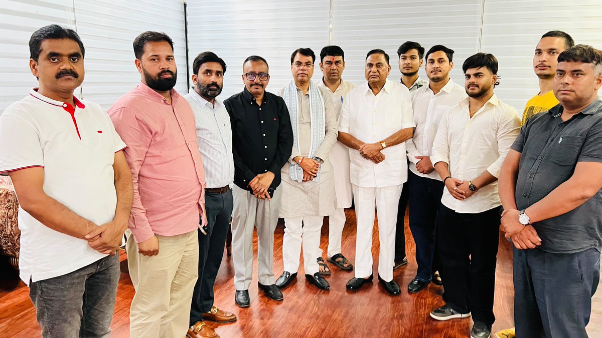 santoshojha's tweet photo. पूर्वांचल मोर्चा, भाजपा दिल्ली के प्रदेश अध्यक्ष का दायित्व पुनः प्राप्त होने के उपरांत वरिष्ठ भाजपा नेता, दक्षिण दिल्ली के लोकप्रिय सांसद एवं दिल्ली विधानसभा में नेता प्रतिपक्ष रह चुके आदरणीय श्री रामवीर बिधूड़ी जी से आत्मीय एवं स्नेहिल भेंट कर उनका स्नेह, मार्गदर्शन एवं आशीर्वाद प्राप्त करने का सौभाग्य मिला।

आदरणीय बिधूड़ी जी का विशाल संगठनात्मक अनुभव, सहजता, सरलता एवं कार्यकर्ताओं के प्रति उनका आत्मीय व्यवहार सदैव प्रेरणा और ऊर्जा प्रदान करता है।

आपका स्नेह, मार्गदर्शन एवं आशीर्वाद निरंतर प्राप्त होता रहे तथा आपके मार्गदर्शन में संगठन को नई ऊँचाइयों तक ले जाने का अवसर मिले, यही ईश्वर से प्रार्थना है।

@BJP4India @BJP4Delhi 
@NitinNabin @hdmalhotra