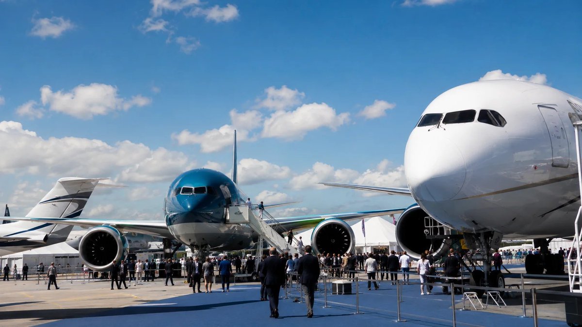 avionyz's tweet photo. @FIAFarnborough with 327 aircraft orders as airlines continue fleet expansion.

Read full story below! 👇 

https://t.co/GcgRyaJlA0

#Avionyz #AviationUpdates #AviationNews #AirShow https://t.co/tuOsxTm4qX