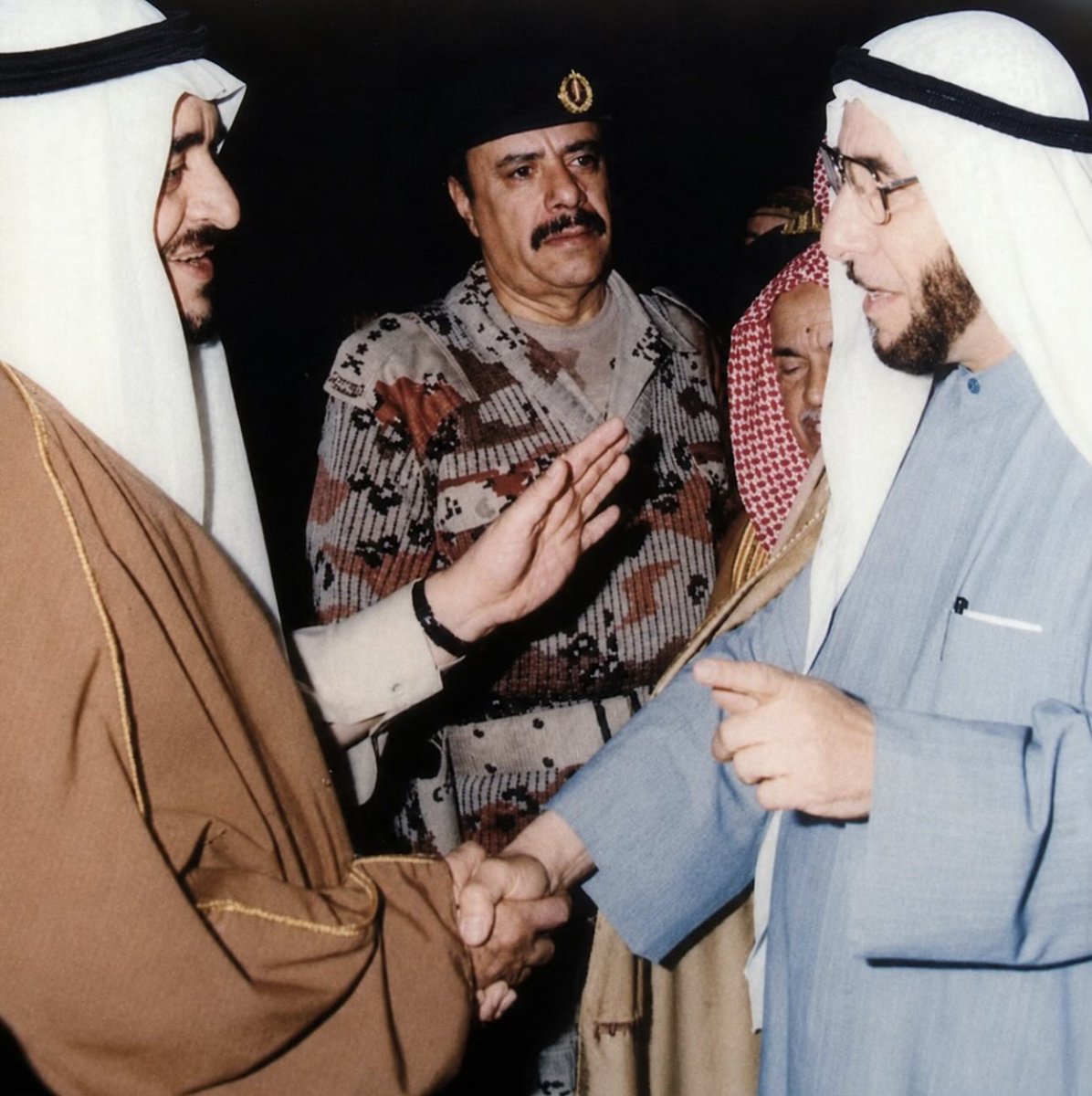 hmy888's tweet photo. الرجل الذي باع الدنيا… ليشتري أثرًا لا يموت

في صباحٍ من صباحات الكويت…

وقف رجلٌ سبعيني أمام مشروعٍ خيري، يتأمل الأطفال وهم يضحكون، ثم قال لمن كان معه:

“المال إذا بقي في اليد انتهى… وإذا وصل إلى الناس بقي.”

لم تكن هذه عبارةً قالها ليُكتب عنها، بل كانت خلاصة رحلةٍ امتدت عشرات السنين.

رحلة بدأت قبل ذلك بسنوات طويلة…

عام 1926، وفي الكويت القديمة، وُلد عبدالله العلي عبدالوهاب المطوع.

لم تكن الكويت آنذاك مدينة الأبراج والأسواق الحديثة، بل مدينةً صغيرةً يعيش أهلها على التجارة والبحر، ويتعلم أبناؤها الصبر قبل القراءة، والاعتماد على النفس قبل الرفاهية.

دخل الطفل مدرسة الملا عثمان، ثم انتقل إلى المدرسة المباركية، وبعدها إلى المدرسة الأحمدية، التي كانت منارة التعليم في الكويت، وتخرج فيها عام 1940.

لكن التعليم لم ينتهِ عند أبواب المدرسة…

ففي سنٍ مبكرة، دخل مع والده عالم التجارة.

كان السوق بالنسبة إليه جامعةً أخرى؛ يتعلم فيها كيف تُبنى الثقة، وكيف تكون الكلمة عقدًا، وكيف يكون الصدق رأس مالٍ لا يخسر صاحبه.

ومع مرور السنوات، أصبح أحد أبرز رجال الأعمال في الكويت، وتولى قيادة شركة علي عبدالوهاب وأولاده.

كان النجاح يزداد…

لكن شيئًا آخر كان يكبر معه.

كان كلما ازداد ماله، ازداد شعوره بأن المال وحده لا يكفي.

كان يرى الأرملة قبل أن يرى المشروع، واليتيم قبل أن يرى الأرباح، والمحتاج قبل أن يرى الأرقام.

وهكذا، بدأ طريقٌ جديد…

لم يعد الخير بالنسبة إليه عملًا موسميًا، بل أسلوب حياة.

وكان يؤمن أن الإنسان لا يُسأل يومًا: كم جمعت؟ بل ماذا صنعت بما جمعت؟

ولهذا، لم يكتفِ بالتجارة.

كان من أوائل الذين آمنوا بأن الاقتصاد الإسلامي يمكن أن يصبح واقعًا، فشارك في الجهود التأسيسية التي أفضت إلى إنشاء بيت التمويل الكويتي، وأسهم في دعم تجربته في سنواتها الأولى، حين كانت فكرة المصرف الإسلامي لا تزال جديدة على المجتمع الكويتي.

ثم…

جاء اليوم الذي تغير فيه كل شيء.

الثاني من أغسطس 1990.

استيقظت الكويت على الاحتلال.

وفي تلك اللحظات العصيبة، لم يحمل عبدالله المطوع بندقية، لكنه حمل قضية وطن.

تحرك خارج الكويت، والتقى بالمسؤولين والعلماء والشخصيات المؤثرة، وشارك في المؤتمرات الشعبية التي عرّفت العالم بعدالة القضية الكويتية، وسخّر مكانته وعلاقاته للدفاع عن وطنه، مؤمنًا بأن الكلمة الصادقة قد تكون في بعض المواقف سلاحًا لا يقل أثرًا عن أي سلاح آخر.

وبعد أن تحررت الكويت…

عاد كما كان.

لا يبحث عن الأضواء.

ولا ينتظر شكرًا.

كان يواصل بناء الإنسان، لأنه كان يؤمن أن الأوطان لا تبنى بالحجارة وحدها، بل بالقلوب التي تعرف معنى العطاء.

وفي عام 2006، رحل عبدالله المطوع…

لكن الذين عرفوه لم يتحدثوا أولًا عن تجارته، ولا عن مناصبه.

تحدثوا عن أبوابٍ فتحها للمحتاجين، وعن مشاريع وأوقاف بقيت بعده، وعن رجلٍ أدرك مبكرًا أن العمر مهما طال قصير، أما الأثر الصالح فقد يعيش أجيالًا.

ولهذا… لم يكن عبدالله المطوع مجرد رجل أعمال ناجح، بل رجلًا جعل من 
ماله رسالة، 
ومن وطنه قضية، 
ومن الخير أسلوب حياة.

#قصة_قصيرة