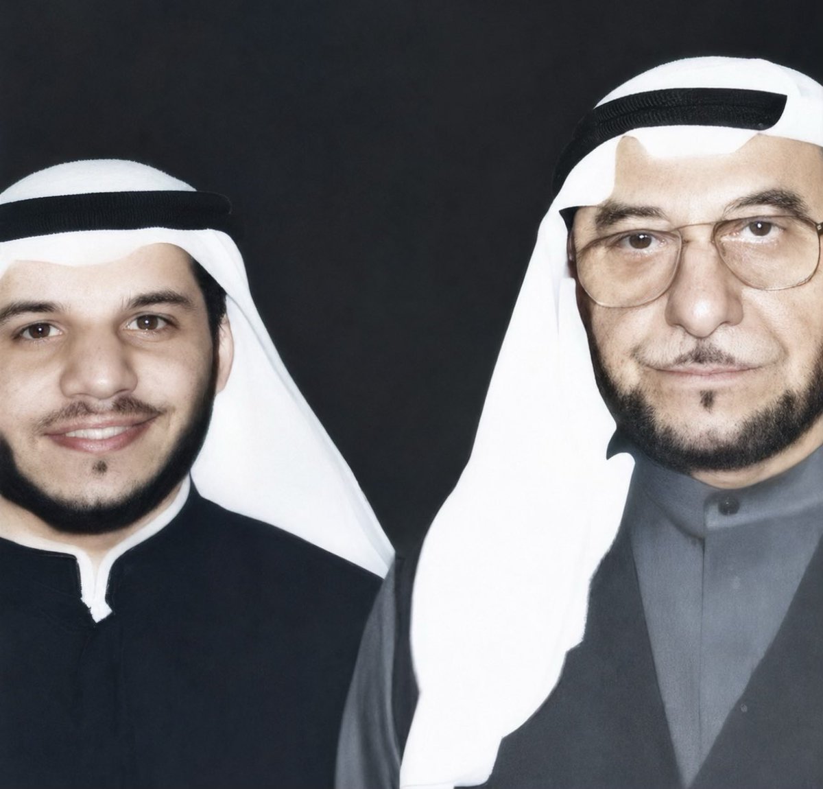 hmy888's tweet photo. الرجل الذي باع الدنيا… ليشتري أثرًا لا يموت

في صباحٍ من صباحات الكويت…

وقف رجلٌ سبعيني أمام مشروعٍ خيري، يتأمل الأطفال وهم يضحكون، ثم قال لمن كان معه:

“المال إذا بقي في اليد انتهى… وإذا وصل إلى الناس بقي.”

لم تكن هذه عبارةً قالها ليُكتب عنها، بل كانت خلاصة رحلةٍ امتدت عشرات السنين.

رحلة بدأت قبل ذلك بسنوات طويلة…

عام 1926، وفي الكويت القديمة، وُلد عبدالله العلي عبدالوهاب المطوع.

لم تكن الكويت آنذاك مدينة الأبراج والأسواق الحديثة، بل مدينةً صغيرةً يعيش أهلها على التجارة والبحر، ويتعلم أبناؤها الصبر قبل القراءة، والاعتماد على النفس قبل الرفاهية.

دخل الطفل مدرسة الملا عثمان، ثم انتقل إلى المدرسة المباركية، وبعدها إلى المدرسة الأحمدية، التي كانت منارة التعليم في الكويت، وتخرج فيها عام 1940.

لكن التعليم لم ينتهِ عند أبواب المدرسة…

ففي سنٍ مبكرة، دخل مع والده عالم التجارة.

كان السوق بالنسبة إليه جامعةً أخرى؛ يتعلم فيها كيف تُبنى الثقة، وكيف تكون الكلمة عقدًا، وكيف يكون الصدق رأس مالٍ لا يخسر صاحبه.

ومع مرور السنوات، أصبح أحد أبرز رجال الأعمال في الكويت، وتولى قيادة شركة علي عبدالوهاب وأولاده.

كان النجاح يزداد…

لكن شيئًا آخر كان يكبر معه.

كان كلما ازداد ماله، ازداد شعوره بأن المال وحده لا يكفي.

كان يرى الأرملة قبل أن يرى المشروع، واليتيم قبل أن يرى الأرباح، والمحتاج قبل أن يرى الأرقام.

وهكذا، بدأ طريقٌ جديد…

لم يعد الخير بالنسبة إليه عملًا موسميًا، بل أسلوب حياة.

وكان يؤمن أن الإنسان لا يُسأل يومًا: كم جمعت؟ بل ماذا صنعت بما جمعت؟

ولهذا، لم يكتفِ بالتجارة.

كان من أوائل الذين آمنوا بأن الاقتصاد الإسلامي يمكن أن يصبح واقعًا، فشارك في الجهود التأسيسية التي أفضت إلى إنشاء بيت التمويل الكويتي، وأسهم في دعم تجربته في سنواتها الأولى، حين كانت فكرة المصرف الإسلامي لا تزال جديدة على المجتمع الكويتي.

ثم…

جاء اليوم الذي تغير فيه كل شيء.

الثاني من أغسطس 1990.

استيقظت الكويت على الاحتلال.

وفي تلك اللحظات العصيبة، لم يحمل عبدالله المطوع بندقية، لكنه حمل قضية وطن.

تحرك خارج الكويت، والتقى بالمسؤولين والعلماء والشخصيات المؤثرة، وشارك في المؤتمرات الشعبية التي عرّفت العالم بعدالة القضية الكويتية، وسخّر مكانته وعلاقاته للدفاع عن وطنه، مؤمنًا بأن الكلمة الصادقة قد تكون في بعض المواقف سلاحًا لا يقل أثرًا عن أي سلاح آخر.

وبعد أن تحررت الكويت…

عاد كما كان.

لا يبحث عن الأضواء.

ولا ينتظر شكرًا.

كان يواصل بناء الإنسان، لأنه كان يؤمن أن الأوطان لا تبنى بالحجارة وحدها، بل بالقلوب التي تعرف معنى العطاء.

وفي عام 2006، رحل عبدالله المطوع…

لكن الذين عرفوه لم يتحدثوا أولًا عن تجارته، ولا عن مناصبه.

تحدثوا عن أبوابٍ فتحها للمحتاجين، وعن مشاريع وأوقاف بقيت بعده، وعن رجلٍ أدرك مبكرًا أن العمر مهما طال قصير، أما الأثر الصالح فقد يعيش أجيالًا.

ولهذا… لم يكن عبدالله المطوع مجرد رجل أعمال ناجح، بل رجلًا جعل من 
ماله رسالة، 
ومن وطنه قضية، 
ومن الخير أسلوب حياة.

#قصة_قصيرة