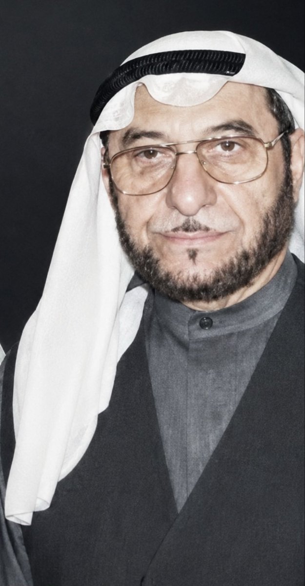 hmy888's tweet photo. الرجل الذي باع الدنيا… ليشتري أثرًا لا يموت

في صباحٍ من صباحات الكويت…

وقف رجلٌ سبعيني أمام مشروعٍ خيري، يتأمل الأطفال وهم يضحكون، ثم قال لمن كان معه:

“المال إذا بقي في اليد انتهى… وإذا وصل إلى الناس بقي.”

لم تكن هذه عبارةً قالها ليُكتب عنها، بل كانت خلاصة رحلةٍ امتدت عشرات السنين.

رحلة بدأت قبل ذلك بسنوات طويلة…

عام 1926، وفي الكويت القديمة، وُلد عبدالله العلي عبدالوهاب المطوع.

لم تكن الكويت آنذاك مدينة الأبراج والأسواق الحديثة، بل مدينةً صغيرةً يعيش أهلها على التجارة والبحر، ويتعلم أبناؤها الصبر قبل القراءة، والاعتماد على النفس قبل الرفاهية.

دخل الطفل مدرسة الملا عثمان، ثم انتقل إلى المدرسة المباركية، وبعدها إلى المدرسة الأحمدية، التي كانت منارة التعليم في الكويت، وتخرج فيها عام 1940.

لكن التعليم لم ينتهِ عند أبواب المدرسة…

ففي سنٍ مبكرة، دخل مع والده عالم التجارة.

كان السوق بالنسبة إليه جامعةً أخرى؛ يتعلم فيها كيف تُبنى الثقة، وكيف تكون الكلمة عقدًا، وكيف يكون الصدق رأس مالٍ لا يخسر صاحبه.

ومع مرور السنوات، أصبح أحد أبرز رجال الأعمال في الكويت، وتولى قيادة شركة علي عبدالوهاب وأولاده.

كان النجاح يزداد…

لكن شيئًا آخر كان يكبر معه.

كان كلما ازداد ماله، ازداد شعوره بأن المال وحده لا يكفي.

كان يرى الأرملة قبل أن يرى المشروع، واليتيم قبل أن يرى الأرباح، والمحتاج قبل أن يرى الأرقام.

وهكذا، بدأ طريقٌ جديد…

لم يعد الخير بالنسبة إليه عملًا موسميًا، بل أسلوب حياة.

وكان يؤمن أن الإنسان لا يُسأل يومًا: كم جمعت؟ بل ماذا صنعت بما جمعت؟

ولهذا، لم يكتفِ بالتجارة.

كان من أوائل الذين آمنوا بأن الاقتصاد الإسلامي يمكن أن يصبح واقعًا، فشارك في الجهود التأسيسية التي أفضت إلى إنشاء بيت التمويل الكويتي، وأسهم في دعم تجربته في سنواتها الأولى، حين كانت فكرة المصرف الإسلامي لا تزال جديدة على المجتمع الكويتي.

ثم…

جاء اليوم الذي تغير فيه كل شيء.

الثاني من أغسطس 1990.

استيقظت الكويت على الاحتلال.

وفي تلك اللحظات العصيبة، لم يحمل عبدالله المطوع بندقية، لكنه حمل قضية وطن.

تحرك خارج الكويت، والتقى بالمسؤولين والعلماء والشخصيات المؤثرة، وشارك في المؤتمرات الشعبية التي عرّفت العالم بعدالة القضية الكويتية، وسخّر مكانته وعلاقاته للدفاع عن وطنه، مؤمنًا بأن الكلمة الصادقة قد تكون في بعض المواقف سلاحًا لا يقل أثرًا عن أي سلاح آخر.

وبعد أن تحررت الكويت…

عاد كما كان.

لا يبحث عن الأضواء.

ولا ينتظر شكرًا.

كان يواصل بناء الإنسان، لأنه كان يؤمن أن الأوطان لا تبنى بالحجارة وحدها، بل بالقلوب التي تعرف معنى العطاء.

وفي عام 2006، رحل عبدالله المطوع…

لكن الذين عرفوه لم يتحدثوا أولًا عن تجارته، ولا عن مناصبه.

تحدثوا عن أبوابٍ فتحها للمحتاجين، وعن مشاريع وأوقاف بقيت بعده، وعن رجلٍ أدرك مبكرًا أن العمر مهما طال قصير، أما الأثر الصالح فقد يعيش أجيالًا.

ولهذا… لم يكن عبدالله المطوع مجرد رجل أعمال ناجح، بل رجلًا جعل من 
ماله رسالة، 
ومن وطنه قضية، 
ومن الخير أسلوب حياة.

#قصة_قصيرة