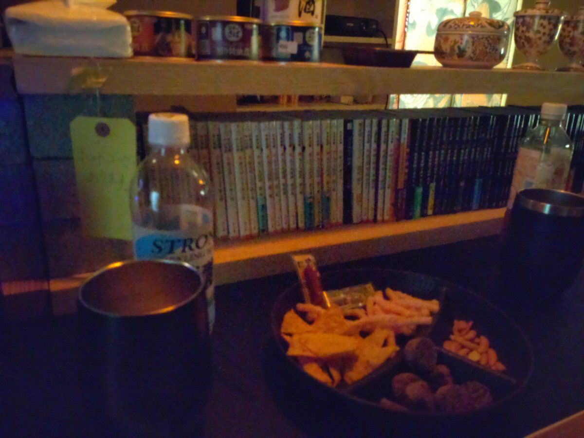 oharikomio's tweet photo. 最近オープンした怪談バーが気になるお仲間に誘われて。「供物とお煮しめ」です。入口に一瞬慄くものの、良い意味で気さくな雰囲気とシステムでした。飲み物はセルフです。マスターの怪談話を聞きながら、ハイボールとレモンハイを調合して飲み。
#旭川市 https://t.co/FWbVFa7S0N