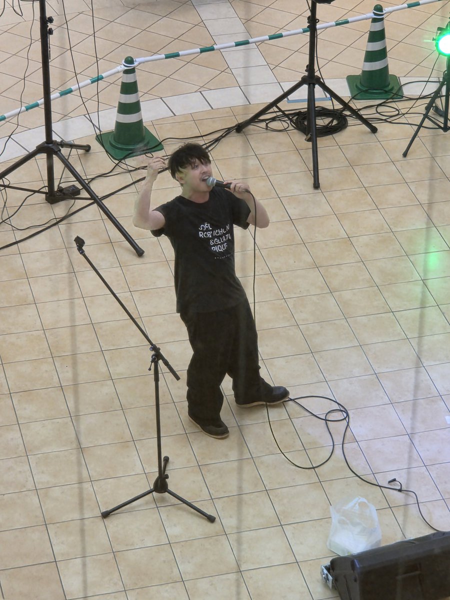 symphony0425's tweet photo. #岡本隆根 さんは、パワフルな歌声と表現力豊かなパフォーマンス、ここはライブハウス？というような盛り上がりで、終始引き込まれっぱなしで✨めちゃくちゃかっこよかった‼️
一番聴きたかった曲が聴けて2部も残って本当に良かった🥺
みんなで手拍子してラララ－って歌う曲いいよね（タイトル失念🙇） https://t.co/xg5ir25gHs