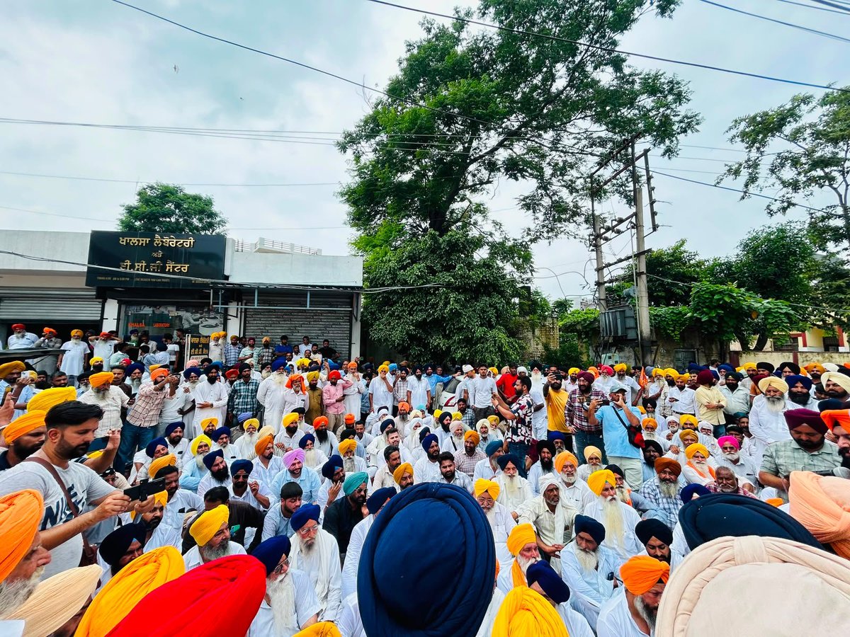 Akali_Dal_'s tweet photo. ਆਪ ਸਰਕਾਰ ਵੱਲੋਂ SGPC ਮੈਂਬਰ ਸ.ਗੁਰਿੰਦਰਪਾਲ ਸਿੰਘ ਗੋਰਾ ਜੀ ਦੇ ਭਤੀਜੇ 'ਤੇ ਕੀਤੇ  ਨਜਾਇਜ਼ ਪਰਚੇ ਦੇ ਸੰਬੰਧ ਵਿੱਚ ਜੱਥੇਦਾਰ ਸੁੱਚਾ ਸਿੰਘ ਲੰਗਾਹ ਜ਼ਿਲ੍ਹਾ ਪ੍ਰਧਾਨ, ਗੁਰਦਾਸਪੁਰ ਦੀ ਅਗਵਾਈ ਹੇਠ ਜਿਲ੍ਹੇ ਦੀ ਸੀਨੀਅਰ ਲੀਡਰਸ਼ਿਪ ਅਤੇ ਯੂਥ ਅਕਾਲੀ ਦਲ ਵਲੋਂ ਥਾਣਾ ਕਾਦੀਆਂ ਦਾ ਘਿਰਾਓ ਕੀਤਾ ਗਿਆ ਅਤੇ ਨਜਾਇਜ਼ ਪਰਚਾ ਰੱਦ ਕਰਵਾਇਆ ਗਿਆ। https://t.co/IiH67ltwE8