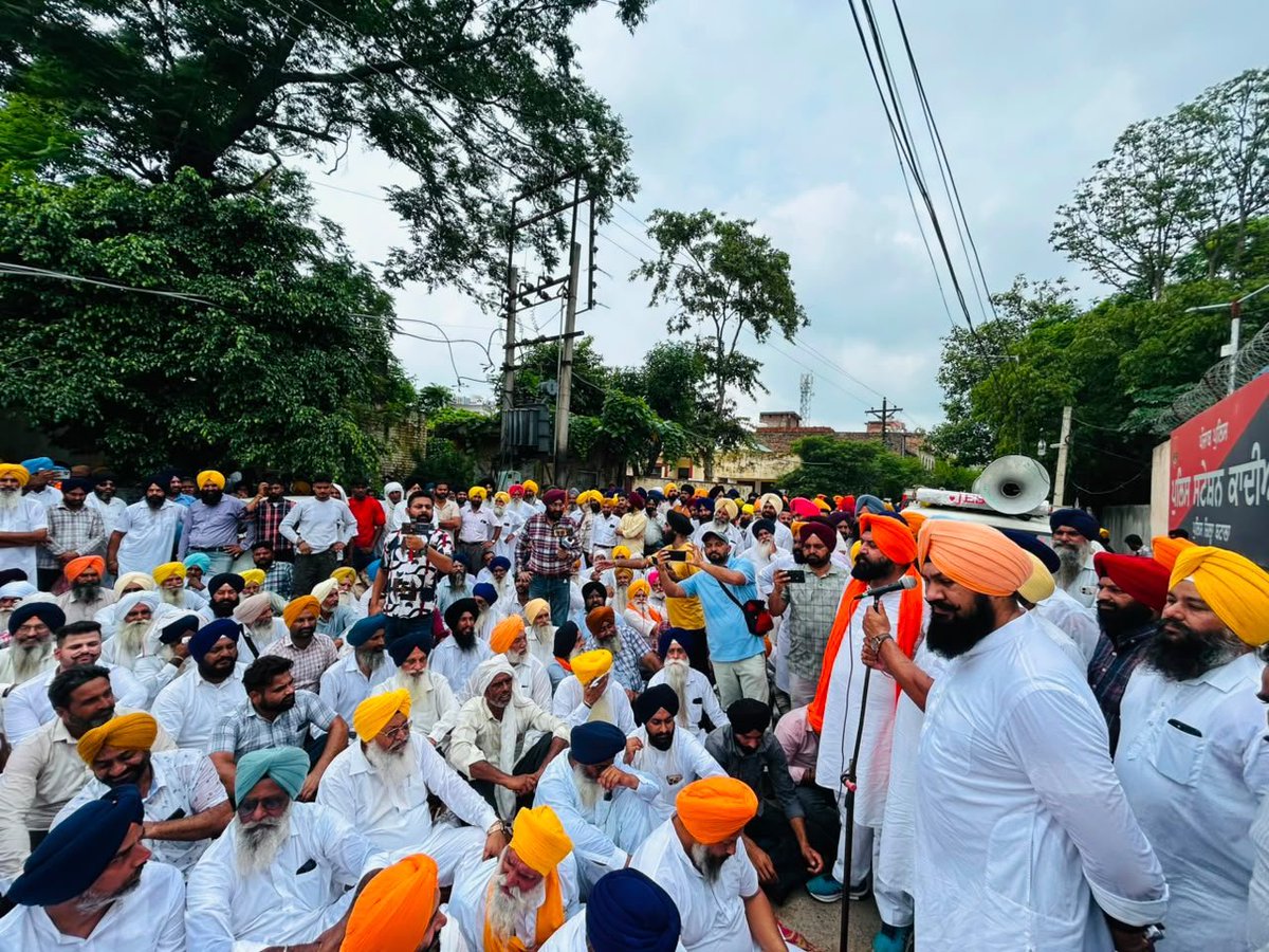 Akali_Dal_'s tweet photo. ਆਪ ਸਰਕਾਰ ਵੱਲੋਂ SGPC ਮੈਂਬਰ ਸ.ਗੁਰਿੰਦਰਪਾਲ ਸਿੰਘ ਗੋਰਾ ਜੀ ਦੇ ਭਤੀਜੇ 'ਤੇ ਕੀਤੇ  ਨਜਾਇਜ਼ ਪਰਚੇ ਦੇ ਸੰਬੰਧ ਵਿੱਚ ਜੱਥੇਦਾਰ ਸੁੱਚਾ ਸਿੰਘ ਲੰਗਾਹ ਜ਼ਿਲ੍ਹਾ ਪ੍ਰਧਾਨ, ਗੁਰਦਾਸਪੁਰ ਦੀ ਅਗਵਾਈ ਹੇਠ ਜਿਲ੍ਹੇ ਦੀ ਸੀਨੀਅਰ ਲੀਡਰਸ਼ਿਪ ਅਤੇ ਯੂਥ ਅਕਾਲੀ ਦਲ ਵਲੋਂ ਥਾਣਾ ਕਾਦੀਆਂ ਦਾ ਘਿਰਾਓ ਕੀਤਾ ਗਿਆ ਅਤੇ ਨਜਾਇਜ਼ ਪਰਚਾ ਰੱਦ ਕਰਵਾਇਆ ਗਿਆ। https://t.co/IiH67ltwE8