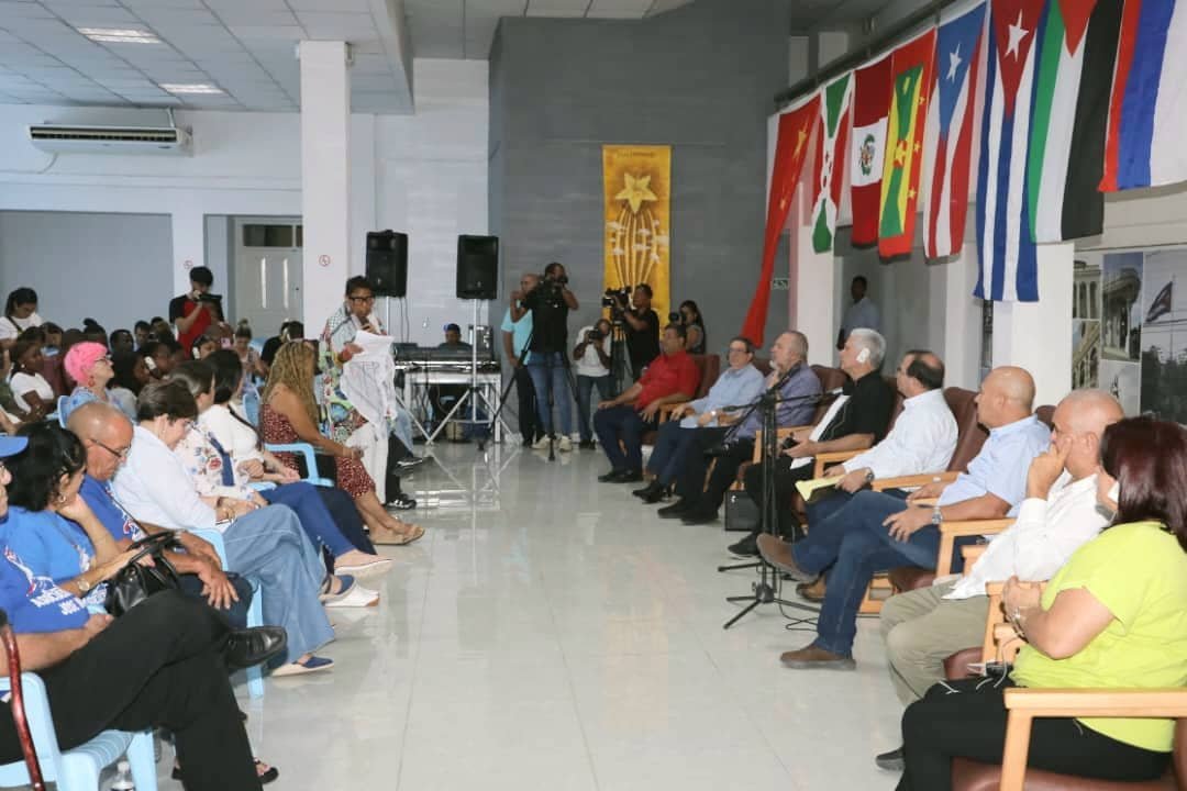 PartidoPCC's tweet photo. Con la presencia del Primer Secretario del Partido y Presidente de la República, @DiazCanelB, así como de los miembros del Buró Político @MMarreroCruz, @DrRobertoMOjeda y @BrunoRguezP —Primer Ministro, Secretario de Organización y Ministro de Relaciones Exteriores, respectivamente— sesiona en Pinar del Río, sede de la conmemoración del Día de la Rebeldía Nacional, el Encuentro de Solidaridad con #Cuba, que tradicionalmente se celebra en esta fecha.

En este intercambio, que reafirma que #CubaNoEstáSola en su lucha contra la agresión multidimensional del imperio, participan representantes de países como Estados Unidos, España y Australia, junto a estudiantes de diversas nacionalidades africanas que se forman en el archipiélago caribeño.

#MiMoncadaEsLaPatria