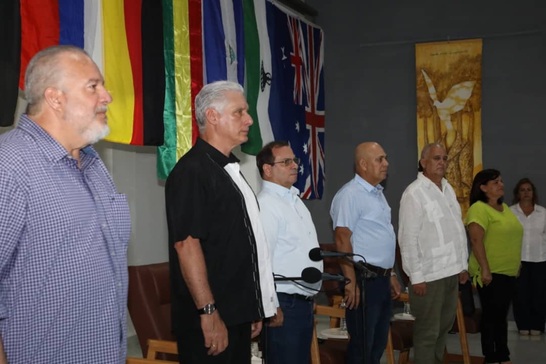 PartidoPCC's tweet photo. Con la presencia del Primer Secretario del Partido y Presidente de la República, @DiazCanelB, así como de los miembros del Buró Político @MMarreroCruz, @DrRobertoMOjeda y @BrunoRguezP —Primer Ministro, Secretario de Organización y Ministro de Relaciones Exteriores, respectivamente— sesiona en Pinar del Río, sede de la conmemoración del Día de la Rebeldía Nacional, el Encuentro de Solidaridad con #Cuba, que tradicionalmente se celebra en esta fecha.

En este intercambio, que reafirma que #CubaNoEstáSola en su lucha contra la agresión multidimensional del imperio, participan representantes de países como Estados Unidos, España y Australia, junto a estudiantes de diversas nacionalidades africanas que se forman en el archipiélago caribeño.

#MiMoncadaEsLaPatria