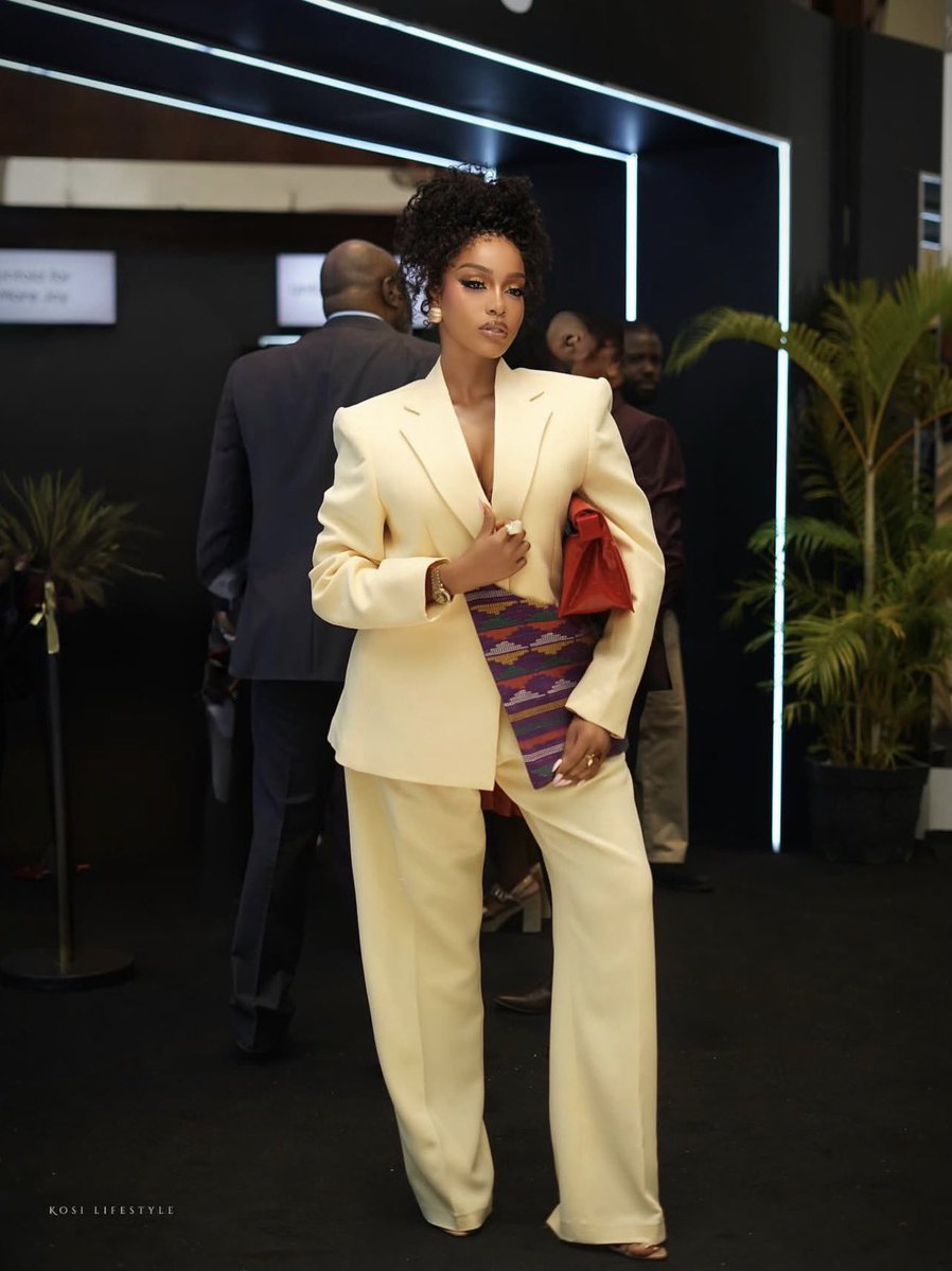 OfficialSwazzi's tweet photo. Styled Uche Montana in Emmykasbit https://t.co/CC57jlBj0R
