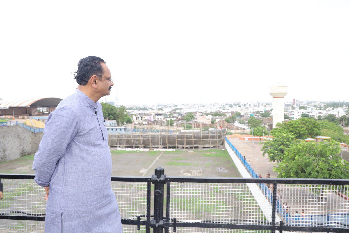 jitu_vaghani's tweet photo. ભાવનગરની સમૃદ્ધિ અને જીવાદોરી સમાન બોરતળાવની મુલાકાત લઈ જળસ્તર તથા આસપાસના વિસ્તારની સ્થિતિની સમીક્ષા કરી.

ખેડૂતપુત્ર તરીકે પાણી અને પ્રકૃતિનું મૂલ્ય હું ખૂબ સારી રીતે સમજું છું. કુદરતે આપેલા આ અમૂલ્ય જળસ્ત્રોતનું જતન કરવું અને તેને સ્વચ્છ રાખવું એ આપણા સૌની સામૂહિક જવાબદારી છે, ત્યારે આપણે સૌ સાથે મળીને આપણા આ પ્રાકૃતિક વારસાને સ્વચ્છ અને હરિયાળો બનાવી રાખવાનો સંકલ્પ કરીએ.
