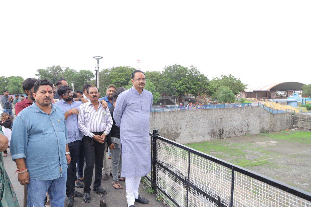 jitu_vaghani's tweet photo. ભાવનગરની સમૃદ્ધિ અને જીવાદોરી સમાન બોરતળાવની મુલાકાત લઈ જળસ્તર તથા આસપાસના વિસ્તારની સ્થિતિની સમીક્ષા કરી.

ખેડૂતપુત્ર તરીકે પાણી અને પ્રકૃતિનું મૂલ્ય હું ખૂબ સારી રીતે સમજું છું. કુદરતે આપેલા આ અમૂલ્ય જળસ્ત્રોતનું જતન કરવું અને તેને સ્વચ્છ રાખવું એ આપણા સૌની સામૂહિક જવાબદારી છે, ત્યારે આપણે સૌ સાથે મળીને આપણા આ પ્રાકૃતિક વારસાને સ્વચ્છ અને હરિયાળો બનાવી રાખવાનો સંકલ્પ કરીએ.