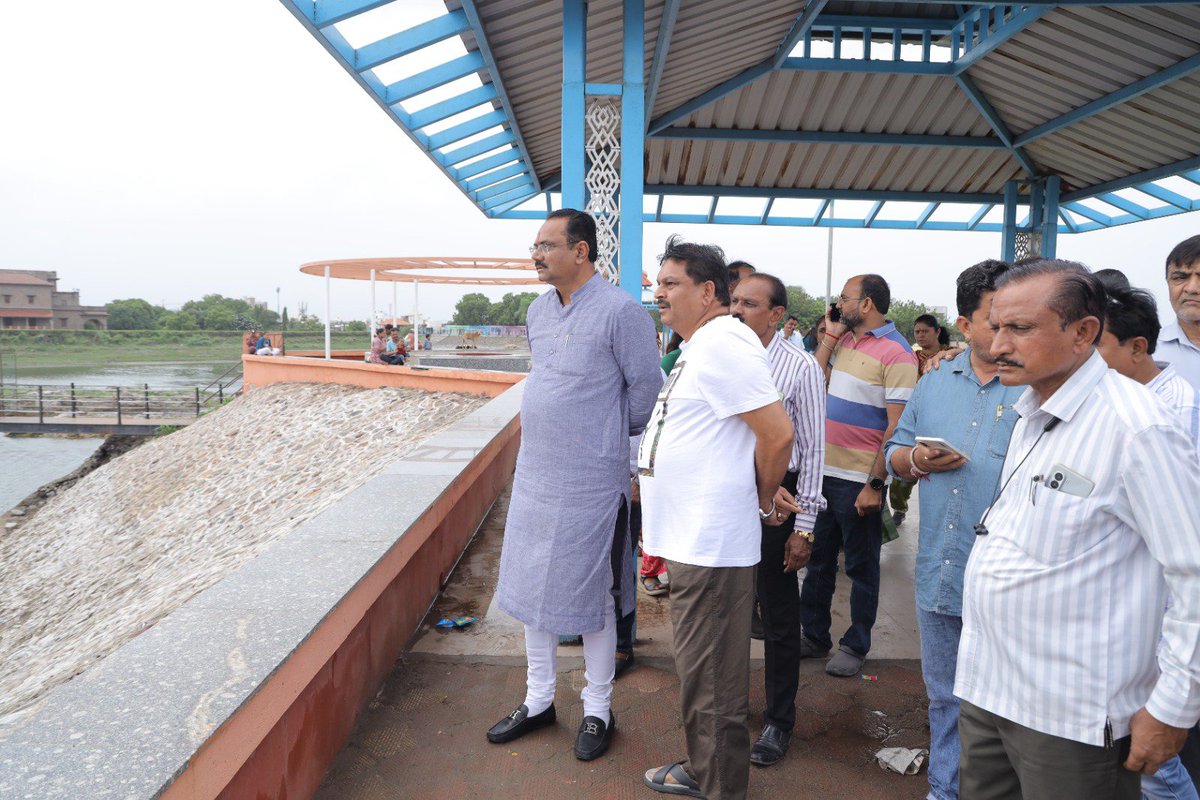 jitu_vaghani's tweet photo. ભાવનગરની સમૃદ્ધિ અને જીવાદોરી સમાન બોરતળાવની મુલાકાત લઈ જળસ્તર તથા આસપાસના વિસ્તારની સ્થિતિની સમીક્ષા કરી.

ખેડૂતપુત્ર તરીકે પાણી અને પ્રકૃતિનું મૂલ્ય હું ખૂબ સારી રીતે સમજું છું. કુદરતે આપેલા આ અમૂલ્ય જળસ્ત્રોતનું જતન કરવું અને તેને સ્વચ્છ રાખવું એ આપણા સૌની સામૂહિક જવાબદારી છે, ત્યારે આપણે સૌ સાથે મળીને આપણા આ પ્રાકૃતિક વારસાને સ્વચ્છ અને હરિયાળો બનાવી રાખવાનો સંકલ્પ કરીએ.