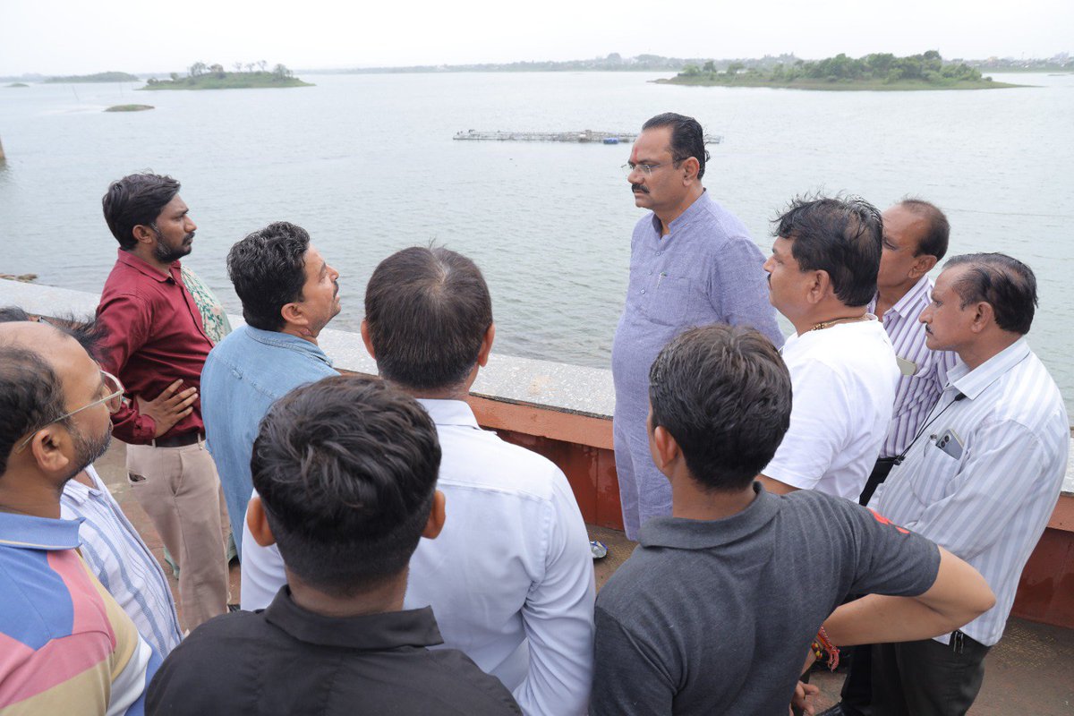 jitu_vaghani's tweet photo. ભાવનગરની સમૃદ્ધિ અને જીવાદોરી સમાન બોરતળાવની મુલાકાત લઈ જળસ્તર તથા આસપાસના વિસ્તારની સ્થિતિની સમીક્ષા કરી.

ખેડૂતપુત્ર તરીકે પાણી અને પ્રકૃતિનું મૂલ્ય હું ખૂબ સારી રીતે સમજું છું. કુદરતે આપેલા આ અમૂલ્ય જળસ્ત્રોતનું જતન કરવું અને તેને સ્વચ્છ રાખવું એ આપણા સૌની સામૂહિક જવાબદારી છે, ત્યારે આપણે સૌ સાથે મળીને આપણા આ પ્રાકૃતિક વારસાને સ્વચ્છ અને હરિયાળો બનાવી રાખવાનો સંકલ્પ કરીએ.