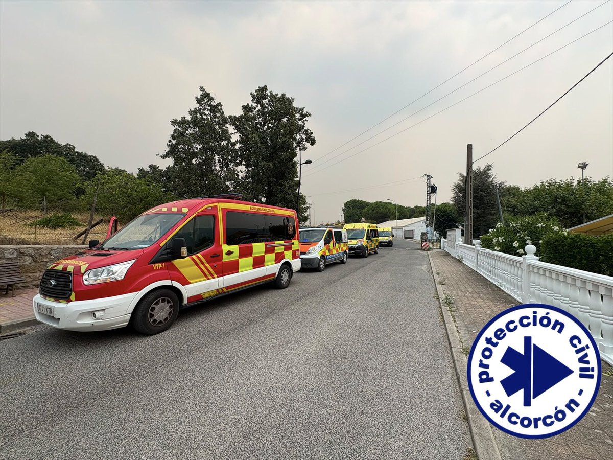 PCivil_Alcorcon's tweet photo. #IFSierraOeste
Atendiendo a las indicaciones del Mando Operativo del incendio, procedemos a la evacuación de Personas de una Residencia de Tercera edad desde #RozasDePuertoReal a su alojamiento provisional en #TresCantos.

#ProtecciónCivil
#Alcorcón https://t.co/AwMPpZgDi4