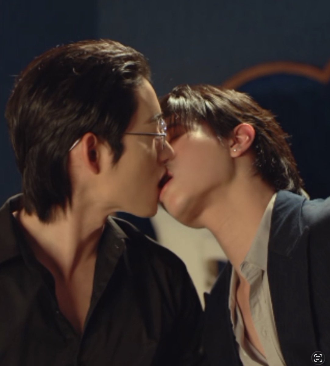 valcrazyforWE's tweet photo. don’t you love how hungry they always are for their kisses?!?! https://t.co/bfQYWoCeX4