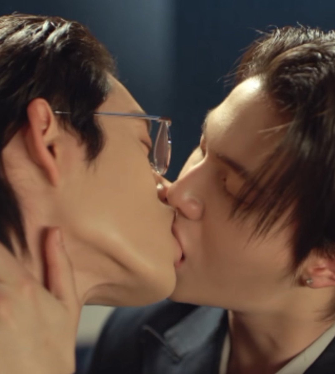 valcrazyforWE's tweet photo. don’t you love how hungry they always are for their kisses?!?! https://t.co/bfQYWoCeX4
