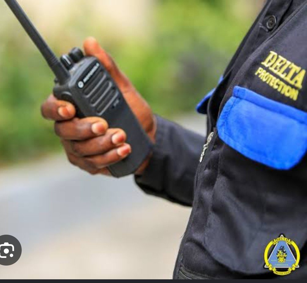 mulikuza_jordan's tweet photo. ‼️🛑‼️#Urgent : #Sud_Kivu : 
93 maisons de gardiennage, 65 000 jeunes du Sud-Kivu mis au chômage par le #M23 et le #Rwanda.
Les #M23 ont réuni, ce matin, tous les responsables des maisons de gardiennage à #Bukavu, depuis 10 h 00. Après leur communication, la décision suivante a été prise :
▶️Il est donné 48 h à toutes les sociétés de gardiennage de retirer tous leurs agents des différents sites, ainsi que leurs insignes, leurs engins roulants, etc.
▶️Tous les bureaux seront également fermés, y compris l'administration de la société.
▶️Tout agent qui sera trouvé sur un site sera arrêté immédiatement, et tout responsable sera immédiatement transféré à la prison centrale de #Goma.
▶️Ne pourra ouvrir ses portes et reprendre ses activités que la société qui sera en règle avec les exigences ci-dessous : 
A. Paiement à la #BDE d'une somme de 50 000 dollars. 
B. Autorisation de fonctionnement délivrée par leur chef du renseignement, le Col. #IMANI_NZENZE. 
C. La société devra disposer de 4 véhicules d'intervention. D. Les agents devront suivre la formation #organisée par le mouvement, avec l'approbation du général-major Sultan MAKENGA.

L'objectif est de remplacer ces maisons de gardiennage par une société de sécurité #rwandaise dénommée #NEVIS_SECURITY, dont le responsable est le Col. #MANŒUVRE, le petit frère du général autoproclamé #Makenga, où les seuls travailleurs sont des militaires rwandais du #M23_RDF qui se font passer pour des civils et qui utilisent les armes a feu 🔥 

#NB: Ce qui se passe à l'Est de la #RDC dépasse même ce que l'Afrique avait subi à l'époque coloniale.