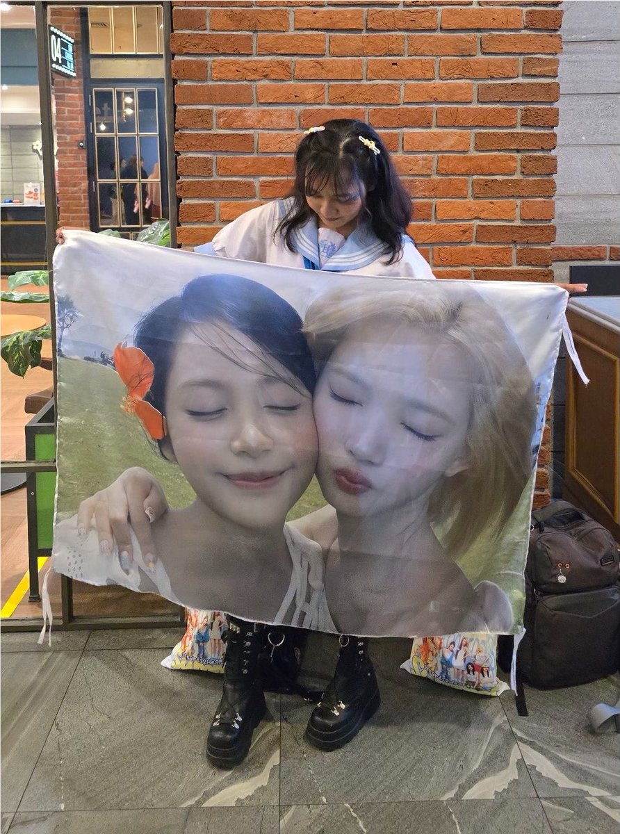 carmenkyut's tweet photo. my mine gweh

#Hearts2HeartsSummerFestwithJoyday #Hearts2Hearts #하츠투하츠 https://t.co/lACOPvDpMk
