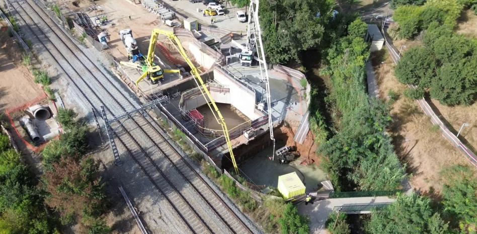 AntiburocraciaC's tweet photo. Un forat de 17 metres de fondària s'empassa una grua a les obres de l'R2.

Totes les cròniques parlen de "la constructora". El nom, enlloc. Aquí te'l dic.

Dimecres, al pou d'atac de les obres de soterrament, a tocar del Besòs, entre Montcada i Reixac i Vallbona. Un esvoranc de 17 metres de fondària i 19 d'amplada: deu vegades el que van provocar les obres del metro al Putxet. S'hi van engolir una grua de grans dimensions, una caseta d'obra i dos grups electrògens.

Deu minuts abans hi havia treballadors a dins del pou. L'encarregat va notar el moviment de terres i els va fer sortir. Per això avui parlem d'un forat i no d'una desgràcia.

El que ha sortit després és el gruix del cas. Segons La Vanguardia, hi ha informes tècnics d'enginyers que ja avisaven que el terreny era inestable. Els veïns feia anys que ho deien: allà hi havia un parc i sortia aigua de terra. 

El Rec Comtal passa just a sota i l'aqüífer del Baix Besòs comença a cinc metres. Es va decidir excavar igualment, per sota de l'aqüífer, a 35 metres.

I ara la part que no llegiràs enlloc.

L'obra és el soterrament de quatre quilòmetres de l'R2. Adif la va adjudicar el setembre del 2023 per 540,4 milions d'euros a una UTE formada per Ferrovial Construcción (33,34%), COMSA (33,33%) i FCC Construcción (33,33%). 

Expedient 3.22/06110.0199. 

Consta al perfil del contractant d'Adif i al diari oficial de la Unió Europea.

No és cap secret. El 2023, quan es va signar el contracte, el nom va ser titular a tots els diaris. Ara que hi ha un forat de 17 metres i tres línies de Rodalies trencades, l'empresa ha passat a dir-se "la constructora".

Adif té nom. El ministeri té nom. El secretari d'Estat va sortir a fer declaracions amb nom i cara. Els 540 milions són públics, els paguem nosaltres, i qui fa una hora i mitja de transbordaments cada matí també som nosaltres. L'única part d'aquesta història que ha quedat sense nom és la que va cobrar.

I els mitjans ho han intentat amagar. Els d'aquí també. Marca España. 

A la newsletter d'Antiburocràcia Catalunya parlem de temes com aquest i de les possibles solucions per lluitar contra el desastre de les Administracions.

Cada dia, un mail que t’estalvia una consulta. Tot el que afecta la teva butxaca, explicat perquè s’entengui.

Apunta-t’hi de franc: 👉 https://t.co/0202AubGyn

(Assegura’t de posar bé el correu. Després, rebràs un correu electrònic de confirmació. Si no el veus, revisa la carpeta de correu brossa, arrossega’l a la safata principal i confirma'l perquè t'arribin totes les novetats.)