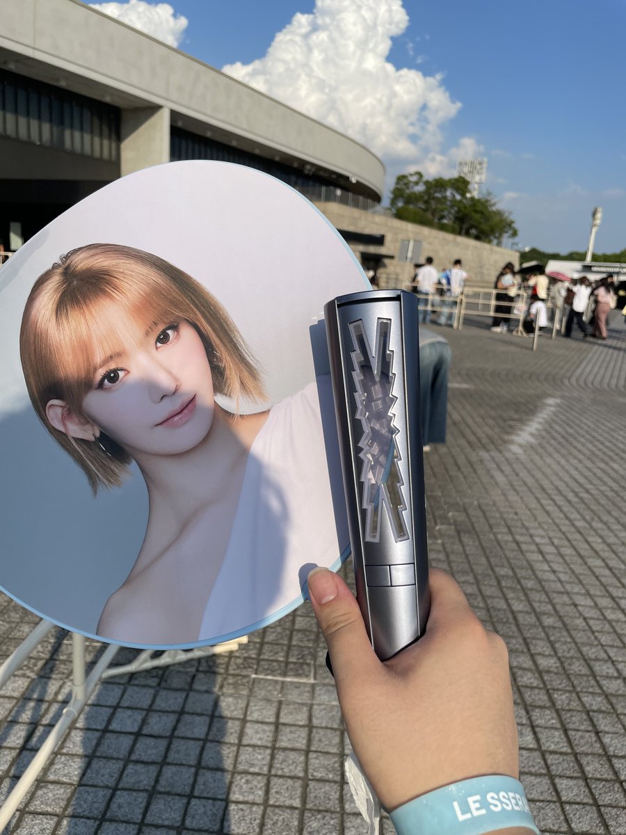 naribonx's tweet photo. ルセラ日本ツアー、大阪スタートの1日目でした！2回目で楽しかった！
いやー暑かったな…
こんなに汗かくとは…空き時間に京橋でサウナに行ったけど、意味なかったな…
色々と暑さ対策はしたけどアイススプレーもあんまり効かないし…
来年も何か対策しないと… https://t.co/lXqBUHkKFz
