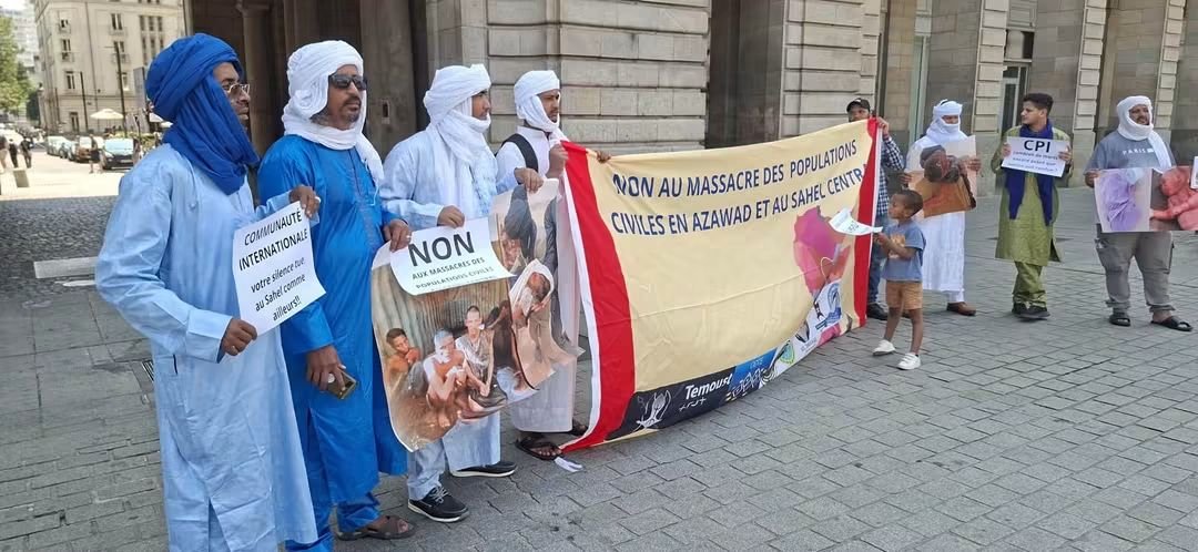 SahelAlerte's tweet photo. Rennes : la diaspora de l'Azawad manifeste contre les violations des droits humains de l'armée malienne et  Africa Corps

Le 25 juillet 2026, des membres de la diaspora de l'Azawad en France ont organisé une manifestation à Rennes, en France, pour dénoncer les exactions et les violations des droits humains qu'ils attribuent à l'armée malienne et à l'Africa Corps russe.

 Plusieurs organisations de la diaspora et de défense des droits humains du peuple de l'Azawad ont pris part au rassemblement, notamment Imouhagh Internationale (France), l'Organisation de la diaspora touareg en Europe ( Europe) , l'Association Kal Akal (Kidal), le Collectif pour la défense des droits humains du peuple de l'Azawad (Tombouctou) et Kel Tamacheq Organisation (France).

Les organisateurs ont affirmé vouloir poursuivre leurs actions de sensibilisation auprès des institutions internationales et de l'opinion publique afin d'alerter sur la situation sécuritaire et humanitaire en Azawad.

 Ils estiment que les populations civiles sont victimes de graves violations et appellent à une mobilisation internationale ainsi qu'à l'ouverture d'enquêtes indépendantes sur les faits qu'ils dénoncent.

Au cours de la manifestation, les participants ont brandi  des images des enfants tués par les frappes des drones turcs téléguidé par les mercenaires russes et leurs supplétifs Maliens, ainsi que des violations et exactions sur terrain dont un civil tué et découpé  le 23 juin 2026 par l'armée malienne et l'Africa Corps russe à Zarho (Tombouctou).