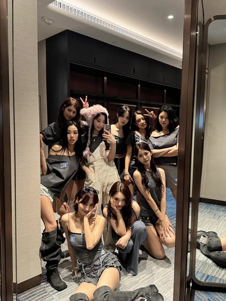 IGYhann's tweet photo. i feel so parasocial i miss twice ot9 so bad 🚬 https://t.co/rOlCTWGIRc