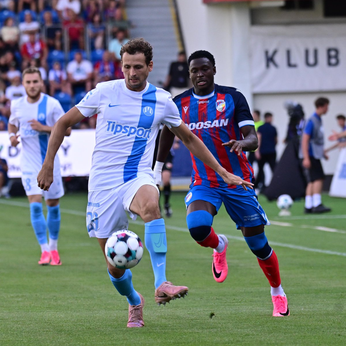 FCSlovanLiberec's tweet photo. ⏱️15' | #PLZLIB | 0:0
První čtvrthodina nové sezony je za námi. Gól jsme v Plzni zatím neviděli.
Bílé venkovní dresy si můžete hned teď objednat v e-shopu #FCSL:
🛒 https://t.co/2PZgMD7G68 https://t.co/942Ba28e7h