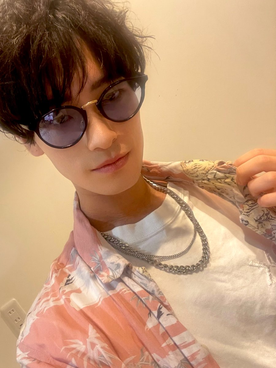 limit_exp's tweet photo. 着せ替えZip！ありがとうございました！

まるで10代後半に戻ったかのような仁くんの私服。終始彼は笑いながら「だっさ笑」と笑っていましたが全てこれはあなたの私服及びコーディネートです。
単体だと可愛いんだけどね笑

虹輝くんにかぶってもらった思い出のニット帽は個人的エモ度高かったです🟧 https://t.co/bVyZIh0UgN