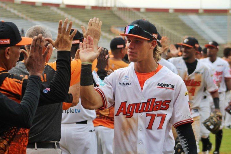 lucky7aguilucho's tweet photo. ¡CAMBIO ENTRE ÁGUILAS Y LEONES!🚨🔄🦅🦁

Las Águilas del Zulia continúan moviendo sus piezas de cara a las próximas temporadas. En un cambio con los Leones del Caracas, la organización recibe al infielder Keiner Delgado y al lanzador zurdo Juan Diego Rojas, mientras que Kenedy Corona emprende un nuevo camino.

El conjunto rapaz incorpora a dos jóvenes de gran proyección. Keiner Delgado aporta versatilidad en el cuadro interior, mientras que Juan Diego Rojas llega como un relevista zurdo con talento y potencial para fortalecer el pitcheo del equipo.

Desde Lucky7 Aguilucho solo queda agradecer a Kenedy por todo lo que dio con este uniforme y desearle el mayor de los éxitos en esta nueva etapa. De igual forma, les damos la bienvenida a Keiner Delgado y Juan Diego Rojas, esperando que puedan escribir una gran historia con las Águilas del Zulia. 🦅🧡

#Lvbp #Cambio #Zulia #Venezuela #Maracaibo