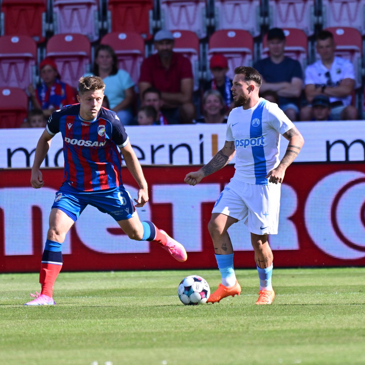 FCSlovanLiberec's tweet photo. ⏱️15' | #PLZLIB | 0:0
První čtvrthodina nové sezony je za námi. Gól jsme v Plzni zatím neviděli.
Bílé venkovní dresy si můžete hned teď objednat v e-shopu #FCSL:
🛒 https://t.co/2PZgMD7G68 https://t.co/942Ba28e7h