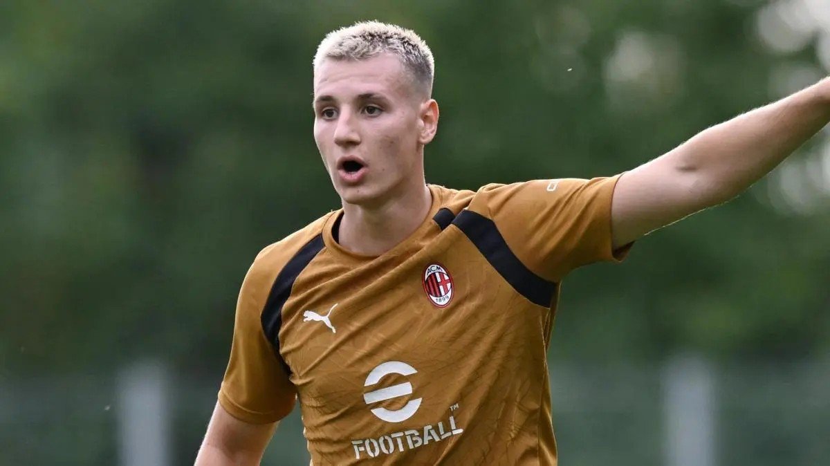 ActualiteSerieA's tweet photo. 🔴⚫️ Entré à la mi-temps de Celtic - Milan, Francesco Camarda vient d’inscrire un doublé en 5 minutes ! 🇮🇹

Il permet aux rossoneri de revenir à 2-2. https://t.co/0MZjOeiKSq