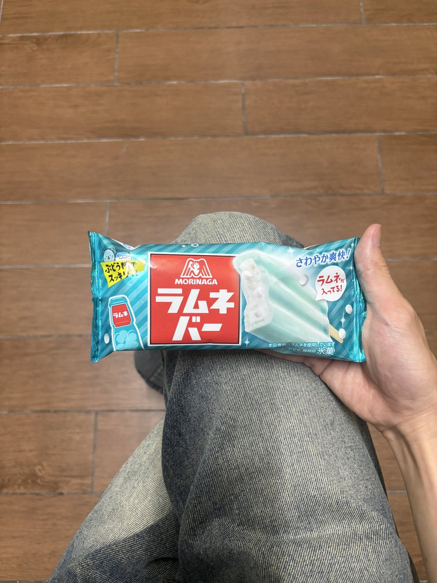 _nz0m's tweet photo. バイト中に友だちが来てアイス買ってくれた☺︎ https://t.co/SUrbHo5EAN