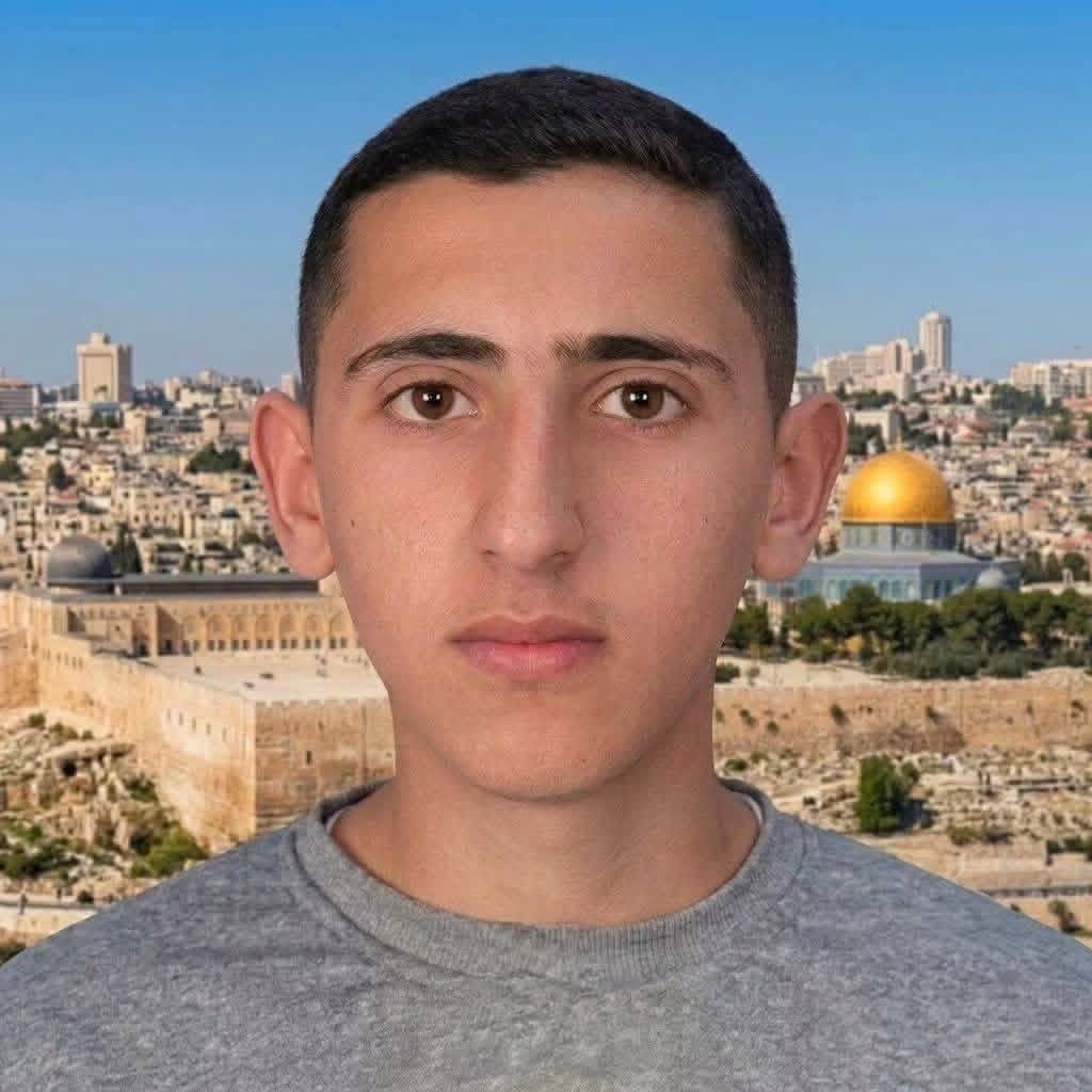FayezShamm18239's tweet photo. الطالب خالد البريم ذهب ليشتري الحلوى ليوزعها على أهله وأحبابه الفرحين بنجاحه في الثانوية العامة
ولكن العدو الإسرائيلي استكثر على أهل غزة الفرح، وقام يتوزيع الأحزان والدموع على أفراد عائلته وأحبابه. https://t.co/WYsCZydviS