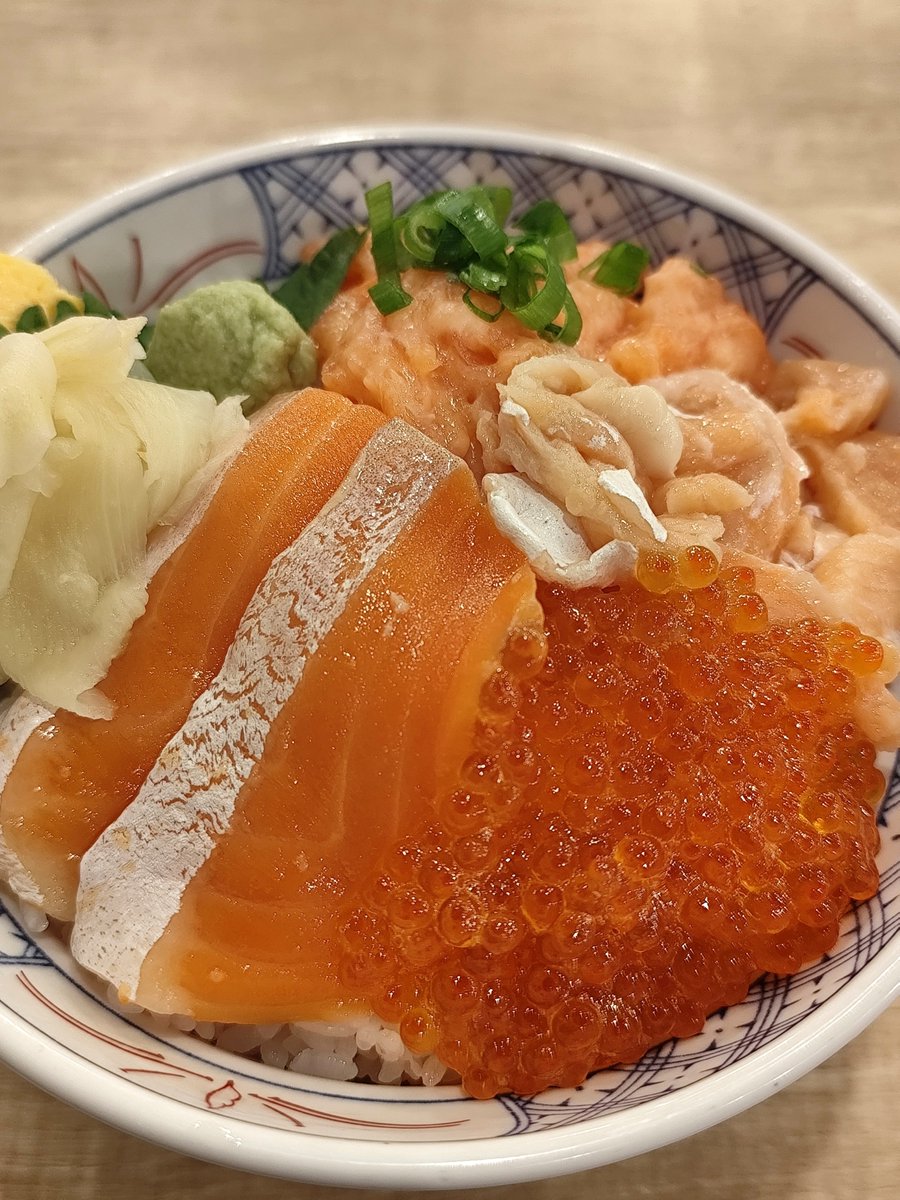Rnyrg's tweet photo. 夜でもけっこうちゃんと丼作ってくれる。磯水。 https://t.co/9ZsaNH6Uyd