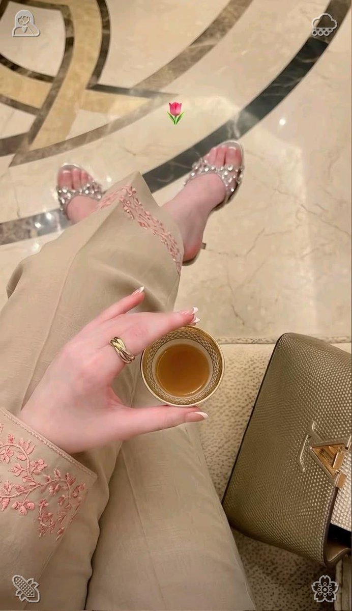 Cheryl2dci's tweet photo. أحيانًا أبالغ بالحنّة على الناس اللي أحبهم https://t.co/CxKnvzY6xN