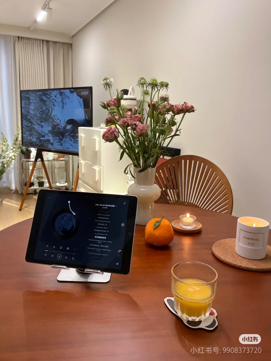 ChuchSwenson's tweet photo. Chilling with a warm latte and my favorite playlist—lazy afternoons hit different https://t.co/fjXVvPKHGl