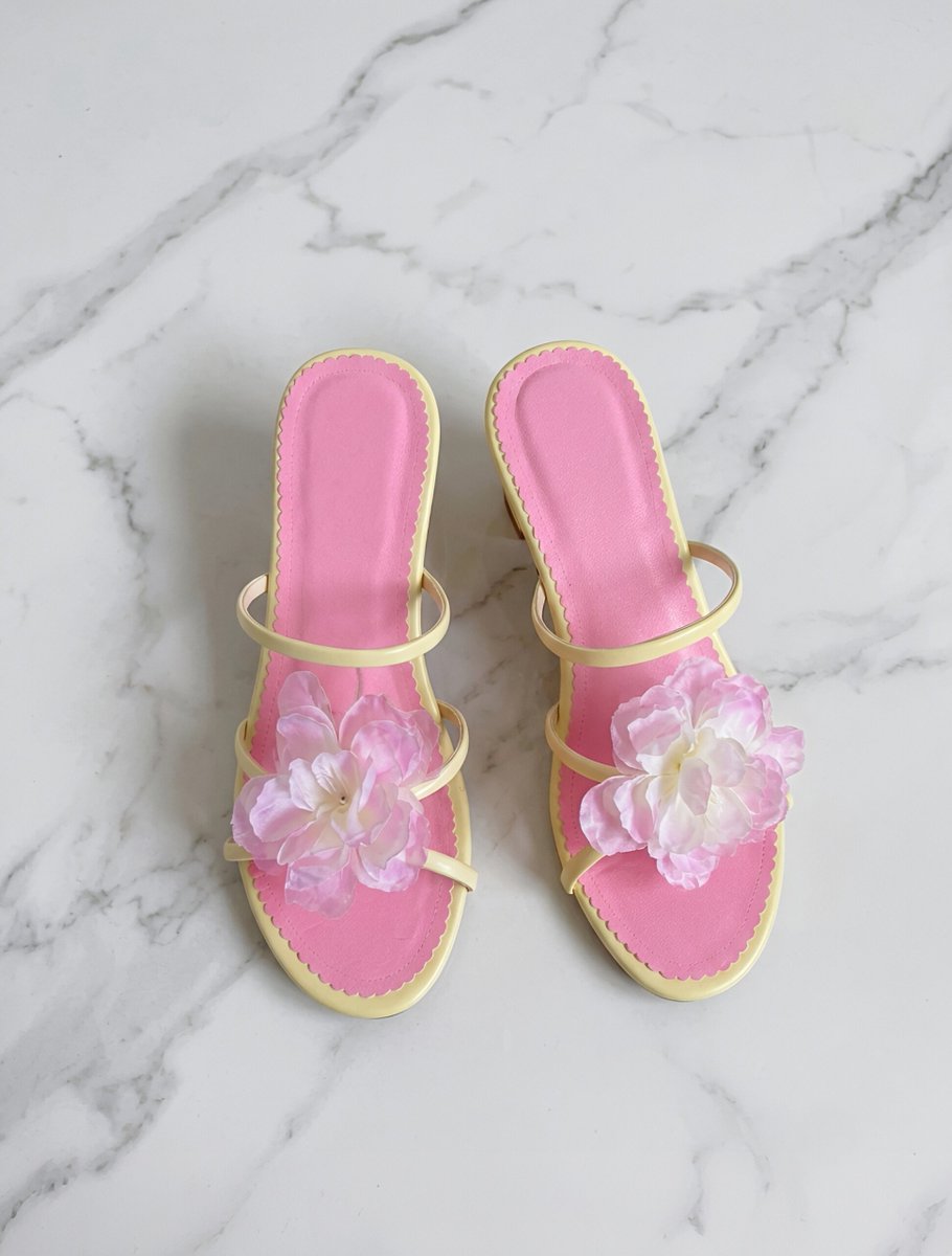 affluentbyaura's tweet photo. Nangis banget liat sepatu selucu ini dari brand lokal! 😭‼️ Fix sih, perpaduan warna strawberry matcha emang nggak pernah gagal 🍓🍵 https://t.co/XqjHLmPAag