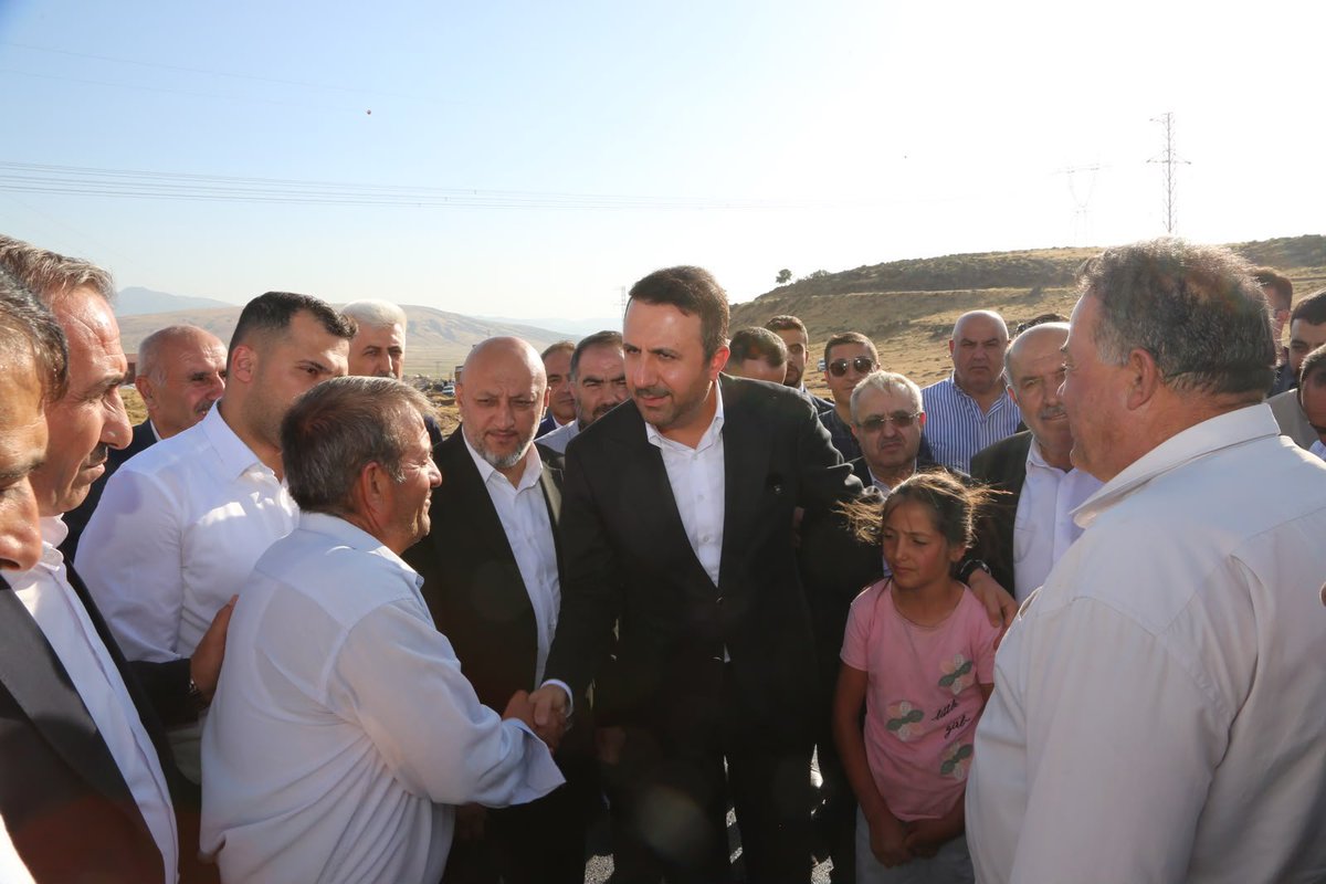 turgaykurtkan's tweet photo. Milletvekilimiz Sn. Turan Bedirhanoğlu, İl Başkanımız Sn. Engin Günceoğlu ile birlikte Güroymak Taşüstü Köyümüzde devam eden yol çalışmalarını yerinde inceledik.

"Asfaltsız yolumuz kalmayana kadar çalışmalarımızı sürdüreceğiz." anlayışıyla, hemşehrilerimizin daha güvenli ve konforlu ulaşımı için durmadan çalışmaya devam ediyoruz.

Yol medeniyettir. Hedefimize ulaşana kadar durmak yok, yola devam!
@T_Bedirhanoglu @EnginGunceoglu @Ntanglay