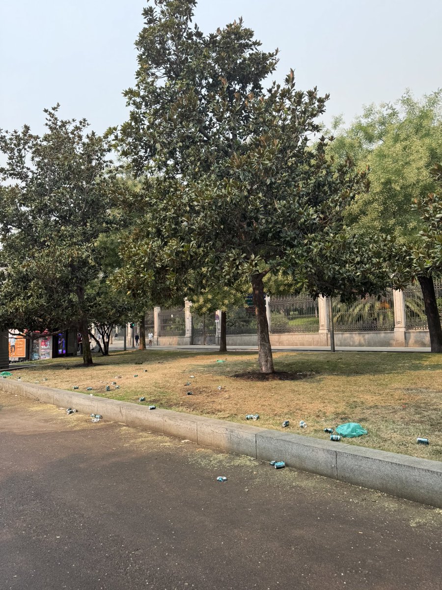 misperiplos's tweet photo. Hola @MADRID ! Así estaba Recoletos casi con Cibeles hoy a las 11:10 de la mañana. La calle Zurbarán estaba poco mejor. De vergüenza! https://t.co/PvgpUqny47