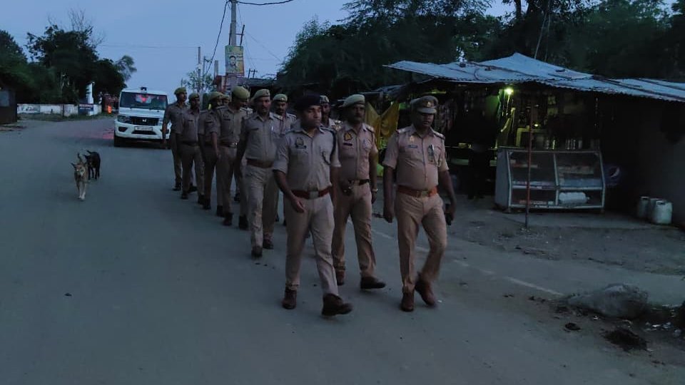 hamirpurpolice's tweet photo. #_SPहमीरपुर के निर्देशन में #_CO सरीला द्वारा थाना जलालपुर पुलिस बल के साथ कानून एवं शांति व्यवस्था सुदृढ़ बनाए रखने हेतु  आमजन में सुरक्षा का भाव जागृत करने के उद्देश्य से थाना क्षेत्रान्तर्गत मुख्य मार्ग, सार्वजनिक स्थल व भीड़भाड़ वाले स्थानों में पैदल गस्त/भ्रमण कर वाहनों की चेकिंग की गई। 
#UPPolice