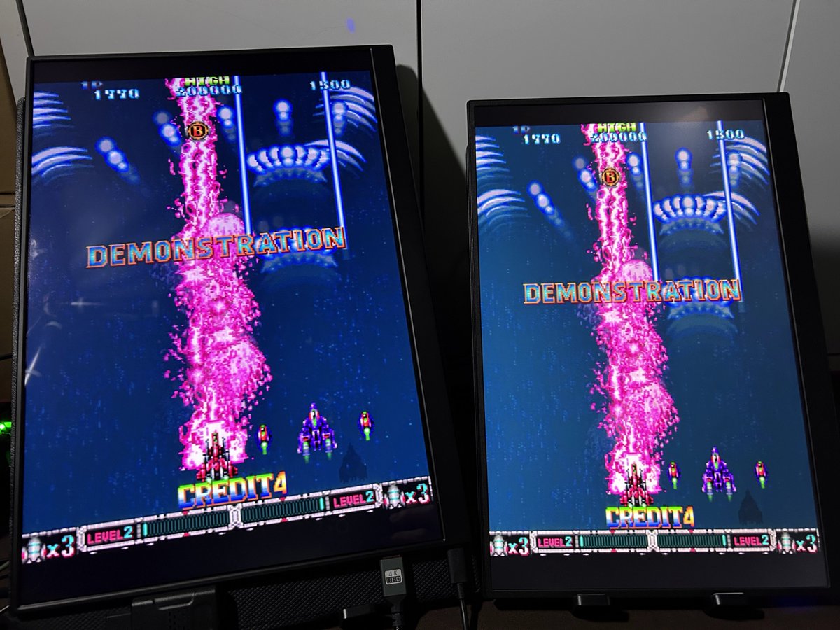 5115games's tweet photo. 画像内左3:2と右16:10のモニターで、サターンの縦画面比較をしてみたらイメージと違う結果に🤔
3:2の方が黒帯少なくて画面一杯に映ると思ってたのに…

1枚目：コンバーター/モニター：4:3
2枚目：コンバーター/モニター：16:9
3枚目：エミュの縦画面画像

16:9の方がエミュに近いから正解なのかな？ https://t.co/nsWpLBXymV