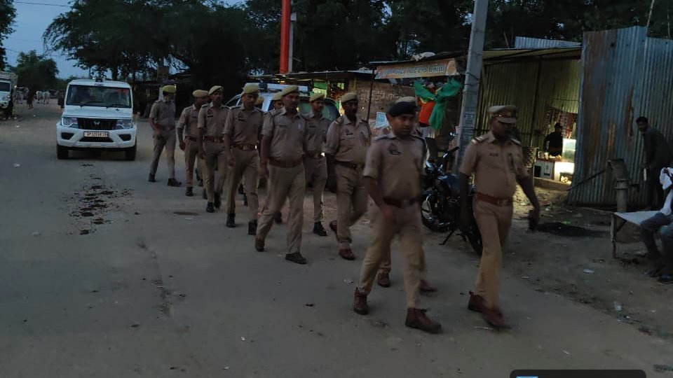 hamirpurpolice's tweet photo. #_SPहमीरपुर के निर्देशन में #_CO सरीला द्वारा थाना जलालपुर पुलिस बल के साथ कानून एवं शांति व्यवस्था सुदृढ़ बनाए रखने हेतु  आमजन में सुरक्षा का भाव जागृत करने के उद्देश्य से थाना क्षेत्रान्तर्गत मुख्य मार्ग, सार्वजनिक स्थल व भीड़भाड़ वाले स्थानों में पैदल गस्त/भ्रमण कर वाहनों की चेकिंग की गई। 
#UPPolice
