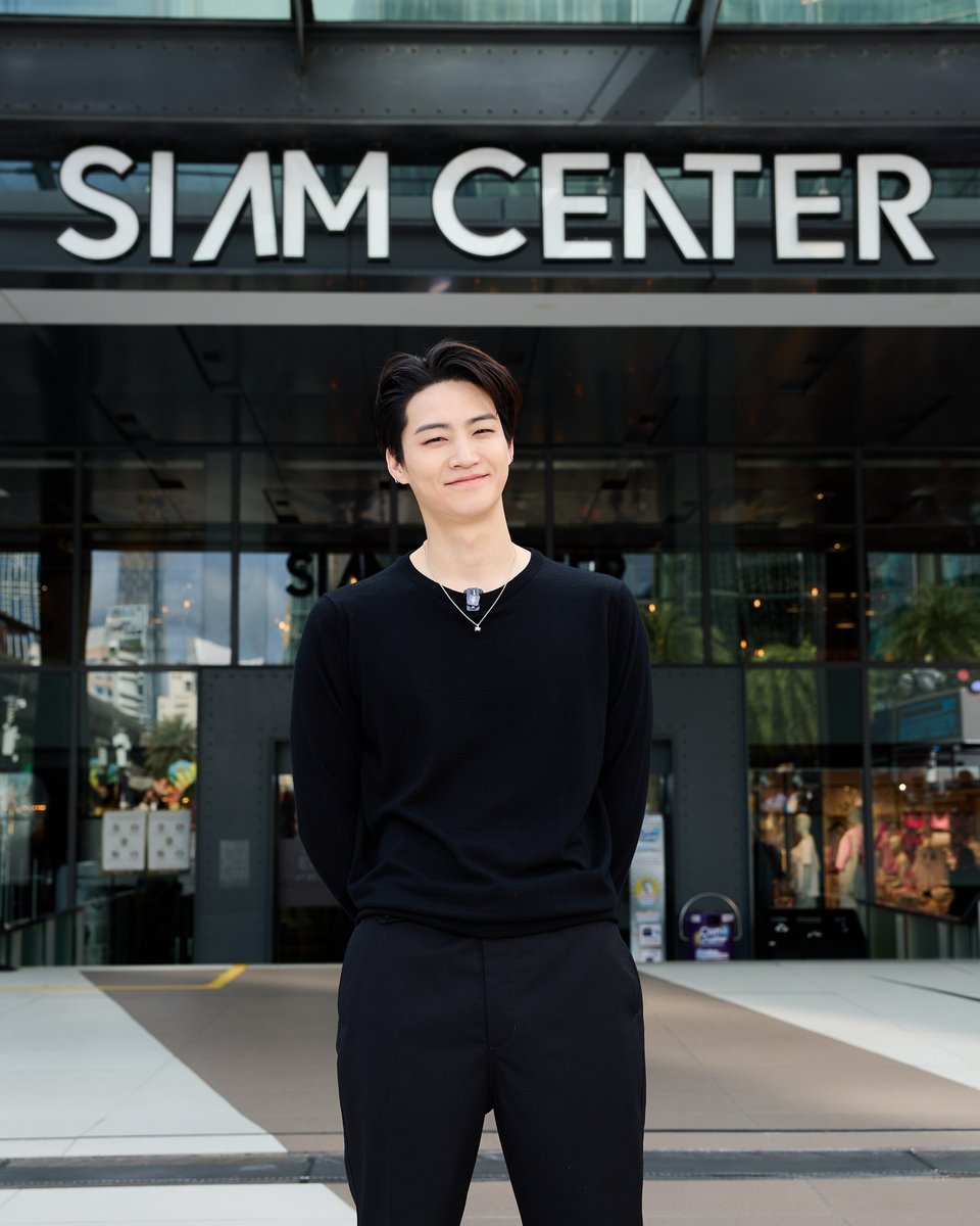 CM2Connect's tweet photo. สยามเซ็นเตอร์ และสยามดิสคัฟเวอรี่ ต้อนรับ JAY B เช็กอินสยามใกล้ชิดแฟนๆ แบบเอ็กซ์คลูซีฟ

สยามเซ็นเตอร์ เมืองแห่งไอเดียที่ล้ำเทรนด์ และ สยามดิสคัฟเวอรี่ ดิเอ็กซ์พลอราทอเรี่ยม ต้อนรับ JAY Bศิลปินระดับโลกจากวง GOT7 กลับมาเยือนสยามอีกครั้ง กับกิจกรรมสุดเอ็กซ์คลูซีฟที่พาแฟนๆ ร่วมสร้างโมเมนต์แห่งความประทับใจ พร้อมสำรวจพื้นที่แห่งไลฟ์สไตล์ แฟชั่น และวัฒนธรรมร่วมสมัย ซึ่งเชื่อมโยงศิลปินระดับโลกเข้ากับผู้คนผ่านประสบการณ์ที่แตกต่าง สร้างแรงบันดาลใจและความทรงจำสุดพิเศษให้กับแฟนๆ และผู้มาเยือนจากทั่วทุกมุมโลก

การกลับมาเยือนครั้งนี้ JAY B ได้ร่วมสัมผัสประสบการณ์แห่งความคิดสร้างสรรค์ที่สยามเซ็นเตอร์ เมืองแห่งไอเดียที่ล้ำเทรนด์ จุดหมายปลายทางที่หลอมรวมแฟชั่น ศิลปะ และป๊อปคัลเจอร์ไว้ด้วยกัน ผ่านกิจกรรมสุดเอ็กซ์คลูซีฟกับแฟนๆ เริ่มต้นที่ JD Sports กับกิจกรรมถ่ายภาพร่วมกับผู้โชคดี ก่อนสำรวจ Absolute Siam Store มัลติแบรนด์คอนเซ็ปต์สโตร์ที่สะท้อนพลังของแบรนด์ไทย และ The Gundam Base Thailand แฟลกชิปสโตร์แห่งแรกในเอเชียตะวันออกเฉียงใต้ ปิดท้ายด้วยการร่วมครีเอตเมนูเครื่องดื่มสุดพิเศษที่ Nose Tea พร้อมสร้างโมเมนต์แห่งความประทับใจร่วมกับแฟนๆ อย่างใกล้ชิด
อีกหนึ่งไฮไลต์ที่สยามดิสคัฟเวอรี่ JAY B ได้ร่วมสำรวจโลกแห่งการถ่ายภาพฟิล์มและไลฟ์สไตล์ที่ KODAK CROSS SHOP POP-UP STORE พร้อมชวนแฟนๆ ร่วมสร้างความทรงจำสุดพิเศษผ่านกิจกรรม “LIMITED MOMENT WITH JAY B” ลุ้นเป็นเจ้าของ KODAK Charmera Millennium Edition Camera พร้อมภาพ EXCLUSIVE JAY B PHOTO! เพียงช้อปสินค้า KODAK ที่ร่วมรายการ ณ KODAK CROSS SHOP POP-UP STORE ชั้น M สยามดิสคัฟเวอรี่ ครบทุก 2,000 บาท รับ 1 สิทธิ์ลุ้นรางวัล ระหว่างวันที่ 17 กรกฎาคม – 16 สิงหาคม 2569 และประกาศผลผู้โชคดีในวันที่ 20 สิงหาคม 2569 แล้วมาร่วมลุ้นเป็นหนึ่งในผู้โชคดีกัน!

การมาของ JAY B ในครั้งนี้ สะท้อนถึงบทบาทของสยามเซ็นเตอร์ เมืองแห่งไอเดียที่ล้ำเทรนด์ และสยามดิสคัฟเวอรี่ ดิเอ็กซ์พลอราทอเรี่ยม ในฐานะจุดหมายปลายทางที่เชื่อมโยงศิลปินระดับโลกเข้ากับผู้คน ผ่านพลังของความคิดสร้างสรรค์ แฟชั่น ไลฟ์สไตล์ และวัฒนธรรมร่วมสมัย พร้อมสร้างประสบการณ์ใหม่ที่จุดประกายแรงบันดาลใจ และเปลี่ยนทุกโมเมนต์ให้กลายเป็นความทรงจำที่น่าประทับใจ
#SiamCenterXJAYB #SiamDiscoveryXJAYB #JAYB