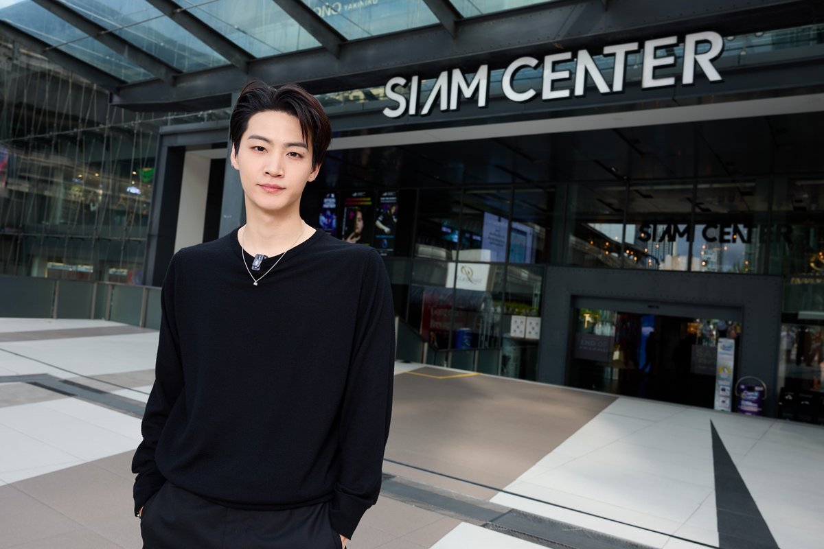 CM2Connect's tweet photo. สยามเซ็นเตอร์ และสยามดิสคัฟเวอรี่ ต้อนรับ JAY B เช็กอินสยามใกล้ชิดแฟนๆ แบบเอ็กซ์คลูซีฟ

สยามเซ็นเตอร์ เมืองแห่งไอเดียที่ล้ำเทรนด์ และ สยามดิสคัฟเวอรี่ ดิเอ็กซ์พลอราทอเรี่ยม ต้อนรับ JAY Bศิลปินระดับโลกจากวง GOT7 กลับมาเยือนสยามอีกครั้ง กับกิจกรรมสุดเอ็กซ์คลูซีฟที่พาแฟนๆ ร่วมสร้างโมเมนต์แห่งความประทับใจ พร้อมสำรวจพื้นที่แห่งไลฟ์สไตล์ แฟชั่น และวัฒนธรรมร่วมสมัย ซึ่งเชื่อมโยงศิลปินระดับโลกเข้ากับผู้คนผ่านประสบการณ์ที่แตกต่าง สร้างแรงบันดาลใจและความทรงจำสุดพิเศษให้กับแฟนๆ และผู้มาเยือนจากทั่วทุกมุมโลก

การกลับมาเยือนครั้งนี้ JAY B ได้ร่วมสัมผัสประสบการณ์แห่งความคิดสร้างสรรค์ที่สยามเซ็นเตอร์ เมืองแห่งไอเดียที่ล้ำเทรนด์ จุดหมายปลายทางที่หลอมรวมแฟชั่น ศิลปะ และป๊อปคัลเจอร์ไว้ด้วยกัน ผ่านกิจกรรมสุดเอ็กซ์คลูซีฟกับแฟนๆ เริ่มต้นที่ JD Sports กับกิจกรรมถ่ายภาพร่วมกับผู้โชคดี ก่อนสำรวจ Absolute Siam Store มัลติแบรนด์คอนเซ็ปต์สโตร์ที่สะท้อนพลังของแบรนด์ไทย และ The Gundam Base Thailand แฟลกชิปสโตร์แห่งแรกในเอเชียตะวันออกเฉียงใต้ ปิดท้ายด้วยการร่วมครีเอตเมนูเครื่องดื่มสุดพิเศษที่ Nose Tea พร้อมสร้างโมเมนต์แห่งความประทับใจร่วมกับแฟนๆ อย่างใกล้ชิด
อีกหนึ่งไฮไลต์ที่สยามดิสคัฟเวอรี่ JAY B ได้ร่วมสำรวจโลกแห่งการถ่ายภาพฟิล์มและไลฟ์สไตล์ที่ KODAK CROSS SHOP POP-UP STORE พร้อมชวนแฟนๆ ร่วมสร้างความทรงจำสุดพิเศษผ่านกิจกรรม “LIMITED MOMENT WITH JAY B” ลุ้นเป็นเจ้าของ KODAK Charmera Millennium Edition Camera พร้อมภาพ EXCLUSIVE JAY B PHOTO! เพียงช้อปสินค้า KODAK ที่ร่วมรายการ ณ KODAK CROSS SHOP POP-UP STORE ชั้น M สยามดิสคัฟเวอรี่ ครบทุก 2,000 บาท รับ 1 สิทธิ์ลุ้นรางวัล ระหว่างวันที่ 17 กรกฎาคม – 16 สิงหาคม 2569 และประกาศผลผู้โชคดีในวันที่ 20 สิงหาคม 2569 แล้วมาร่วมลุ้นเป็นหนึ่งในผู้โชคดีกัน!

การมาของ JAY B ในครั้งนี้ สะท้อนถึงบทบาทของสยามเซ็นเตอร์ เมืองแห่งไอเดียที่ล้ำเทรนด์ และสยามดิสคัฟเวอรี่ ดิเอ็กซ์พลอราทอเรี่ยม ในฐานะจุดหมายปลายทางที่เชื่อมโยงศิลปินระดับโลกเข้ากับผู้คน ผ่านพลังของความคิดสร้างสรรค์ แฟชั่น ไลฟ์สไตล์ และวัฒนธรรมร่วมสมัย พร้อมสร้างประสบการณ์ใหม่ที่จุดประกายแรงบันดาลใจ และเปลี่ยนทุกโมเมนต์ให้กลายเป็นความทรงจำที่น่าประทับใจ
#SiamCenterXJAYB #SiamDiscoveryXJAYB #JAYB