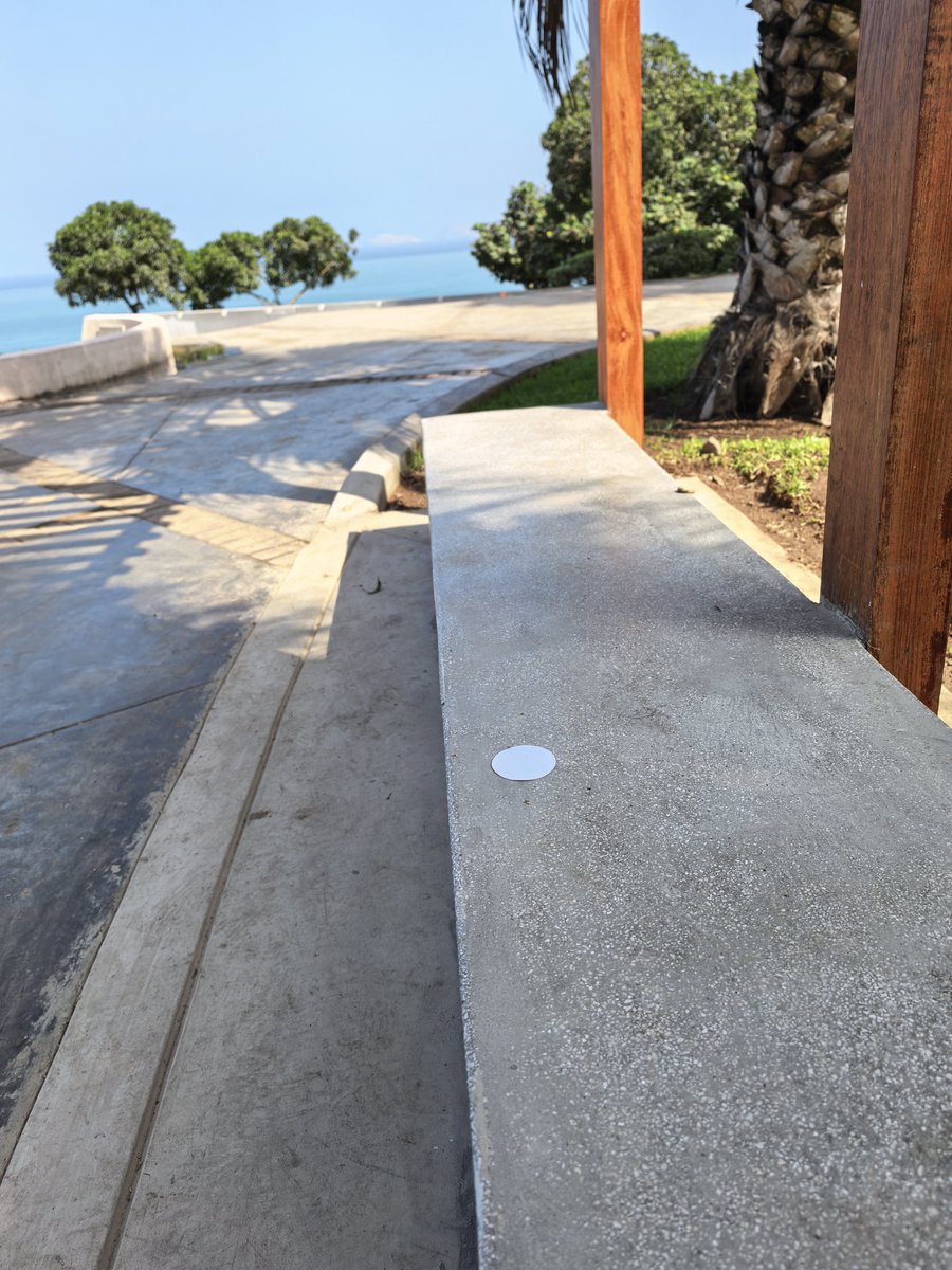 Renzh07's tweet photo. Reemplazan las bancas de madera cómodas por  cemento. Gracias renovación popular. https://t.co/P1EWEoKe2X