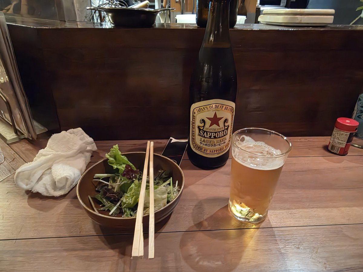 Katuo4649's tweet photo. ライブ上がりのワンオペ居酒屋🍺

お互いライブ上がりの見ず知らずの隣のカップルと意気投合。感想を語り合いました～✌

またご馳走していただきありがとうございます。

お互いの検討を讃え合い、楽しい時間をありがとうございました(感謝！)

これはお通しです～ https://t.co/QrTSfHaoMn