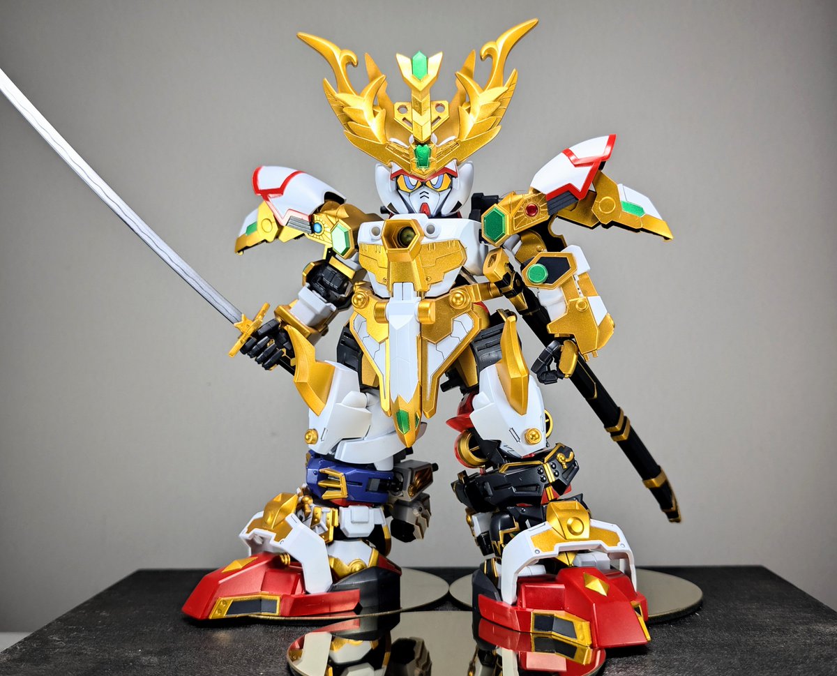 jimmy_version3's tweet photo. 『鳳凰似帝大将軍(トリニティだいしょうぐん)』
完成しました！

三人の若武者が「武者魂勝牙神(むしゃこんじょうがっしん)」して成る巨大な大将軍！

23年前のキットなので、各関節、マニピュレーター、武装等を見直し、全体的にブラッシュアップして仕上げてみました！

#SDガンダム
#鳳凰似帝大将軍 https://t.co/DkgbYSInvF